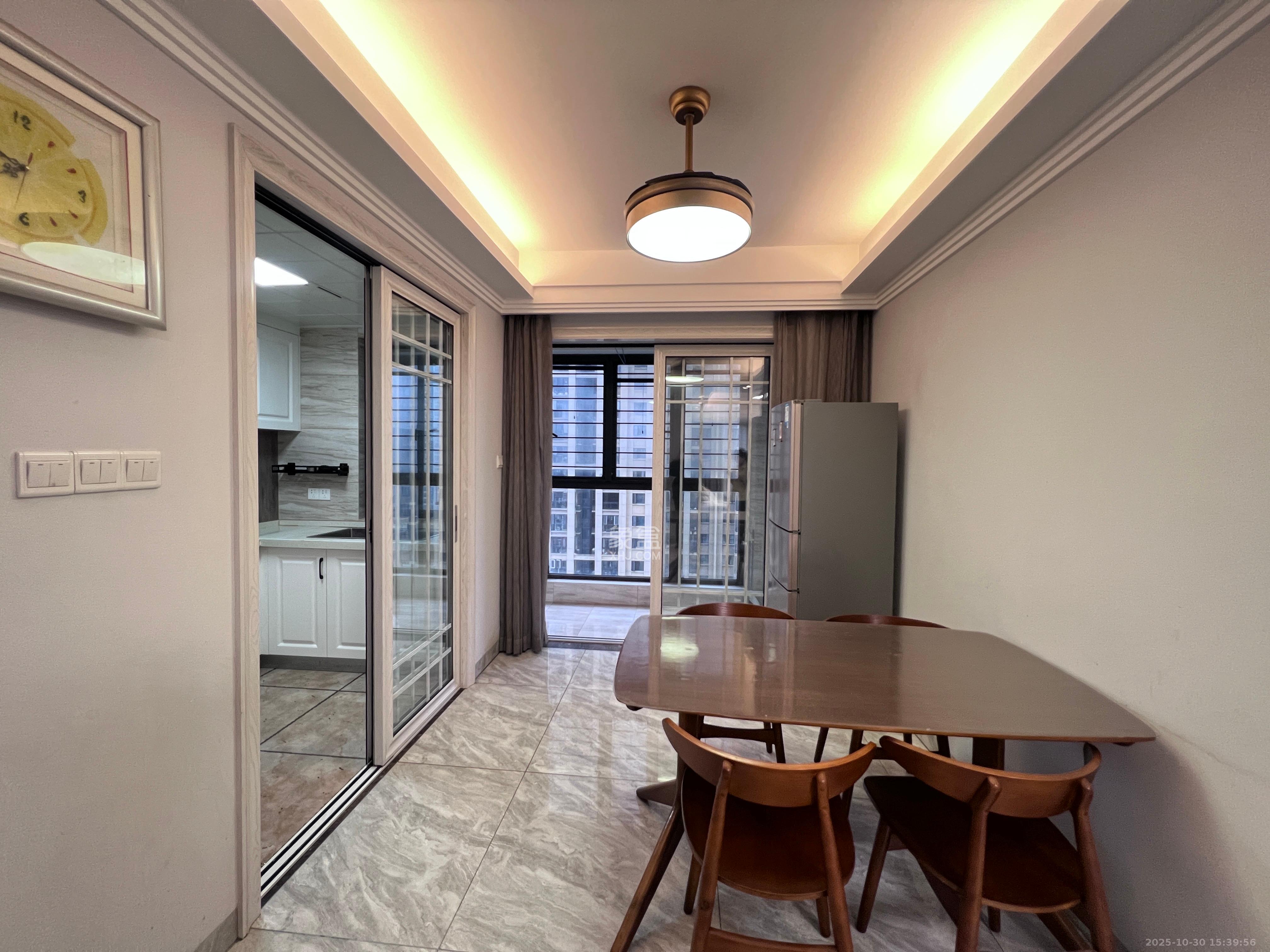 芙蓉万国城MOMA（卓越汇富苑）  3室2厅2卫    2800.0元/月室内图