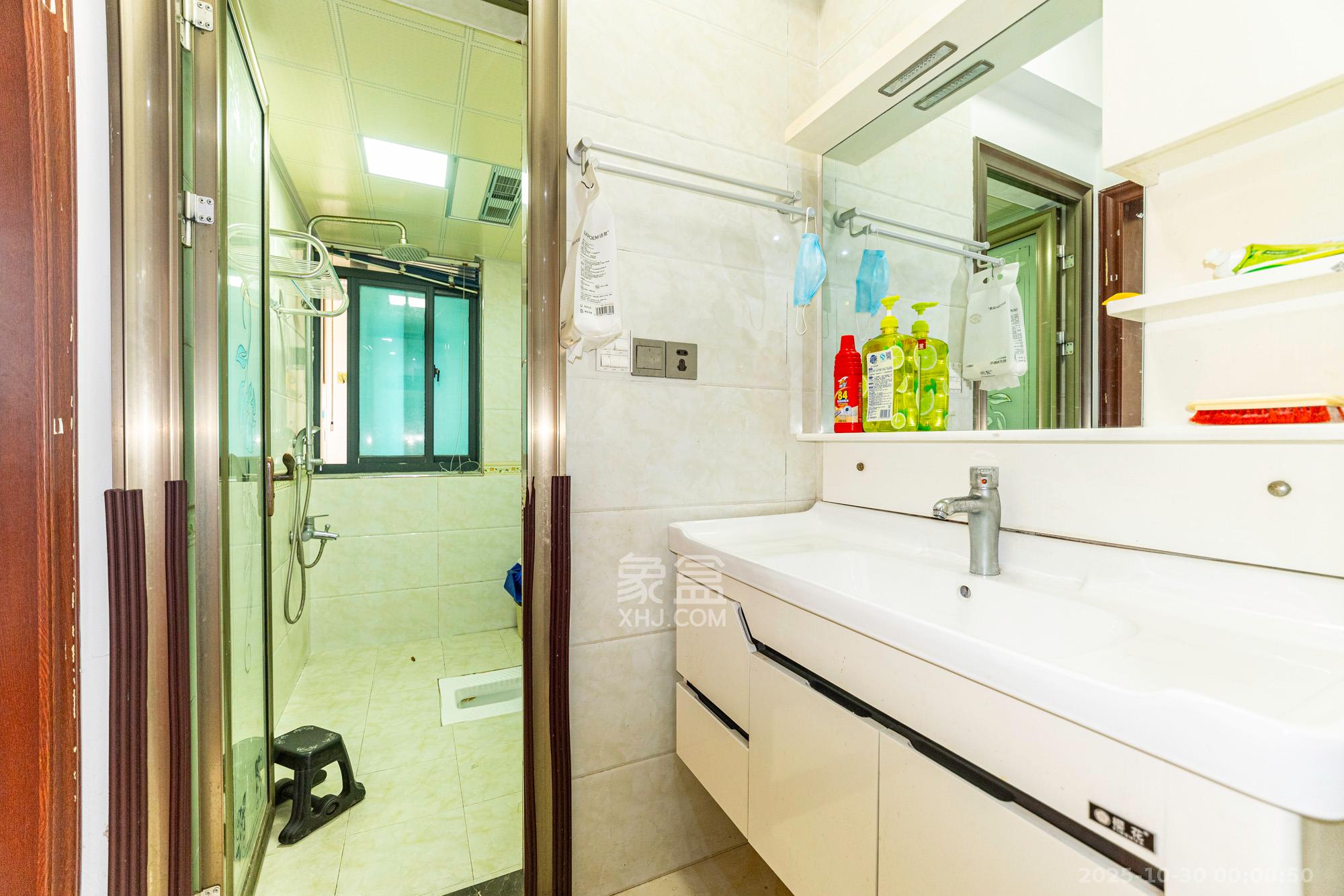 三一街区 3室2厅1卫 62.8万 三一街区 3室2厅1卫 62.8万卫生间