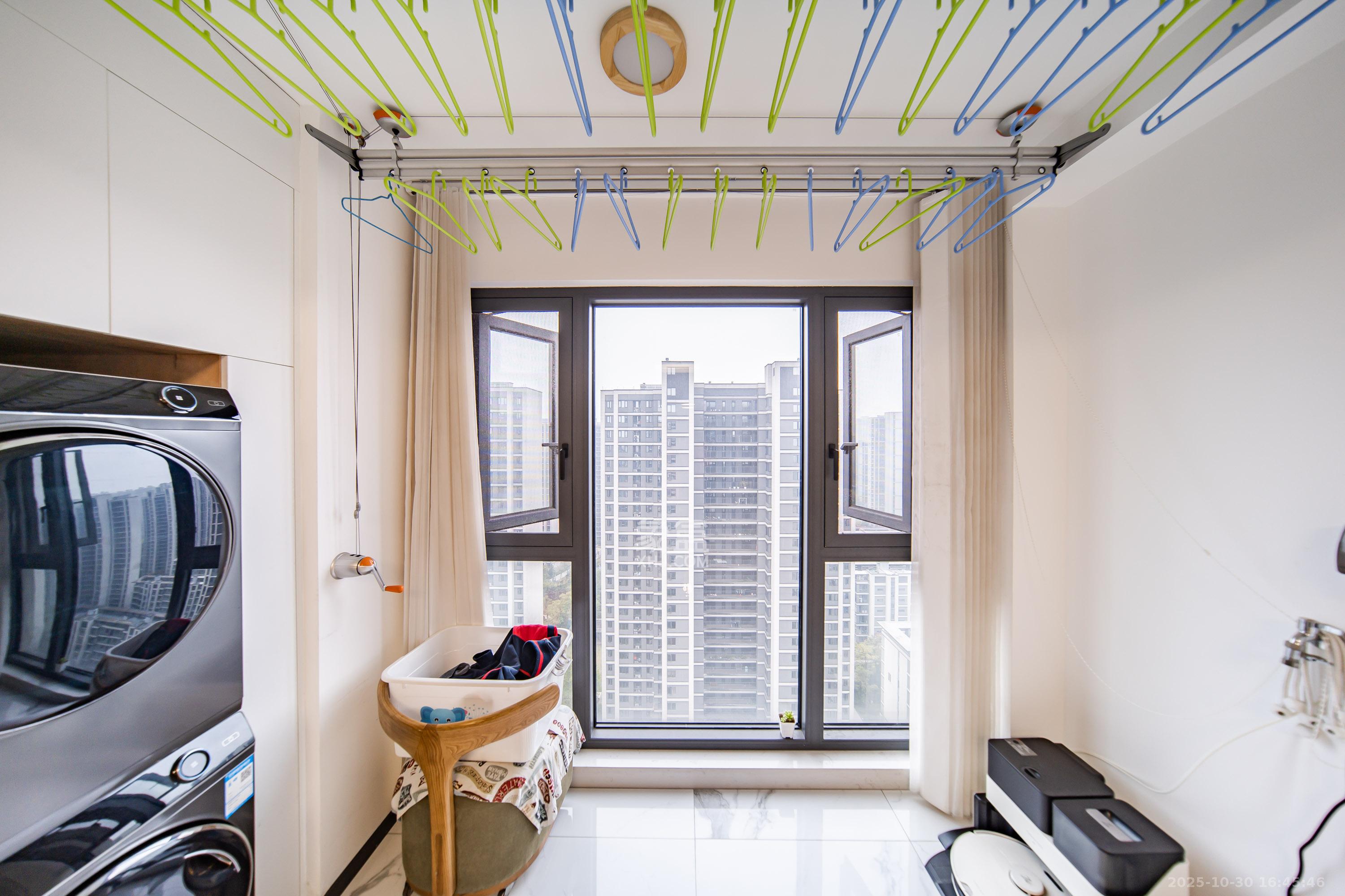 中海阅麓山一期  3室2厅2卫    149.8万阳台