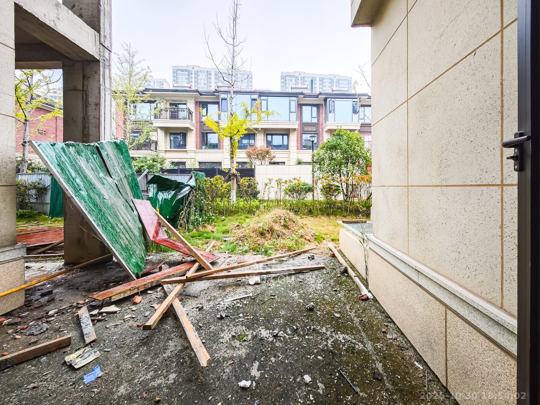 恒基旭辉湖山赋  5室3厅3卫    280.0万阳台