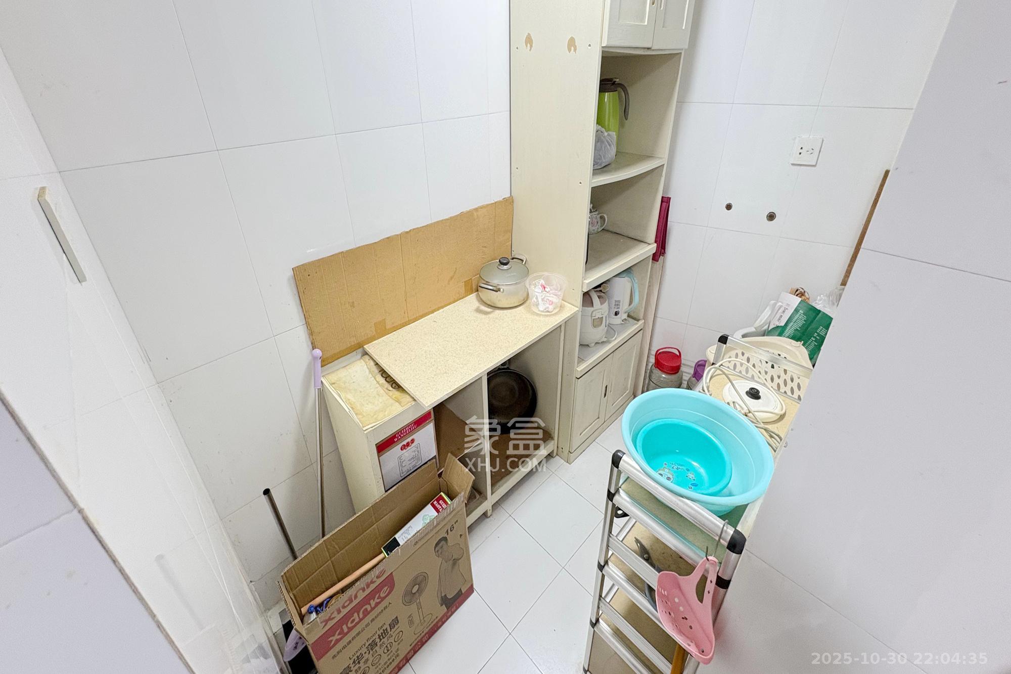 王府花园  4室2厅2卫    225.0万厨房