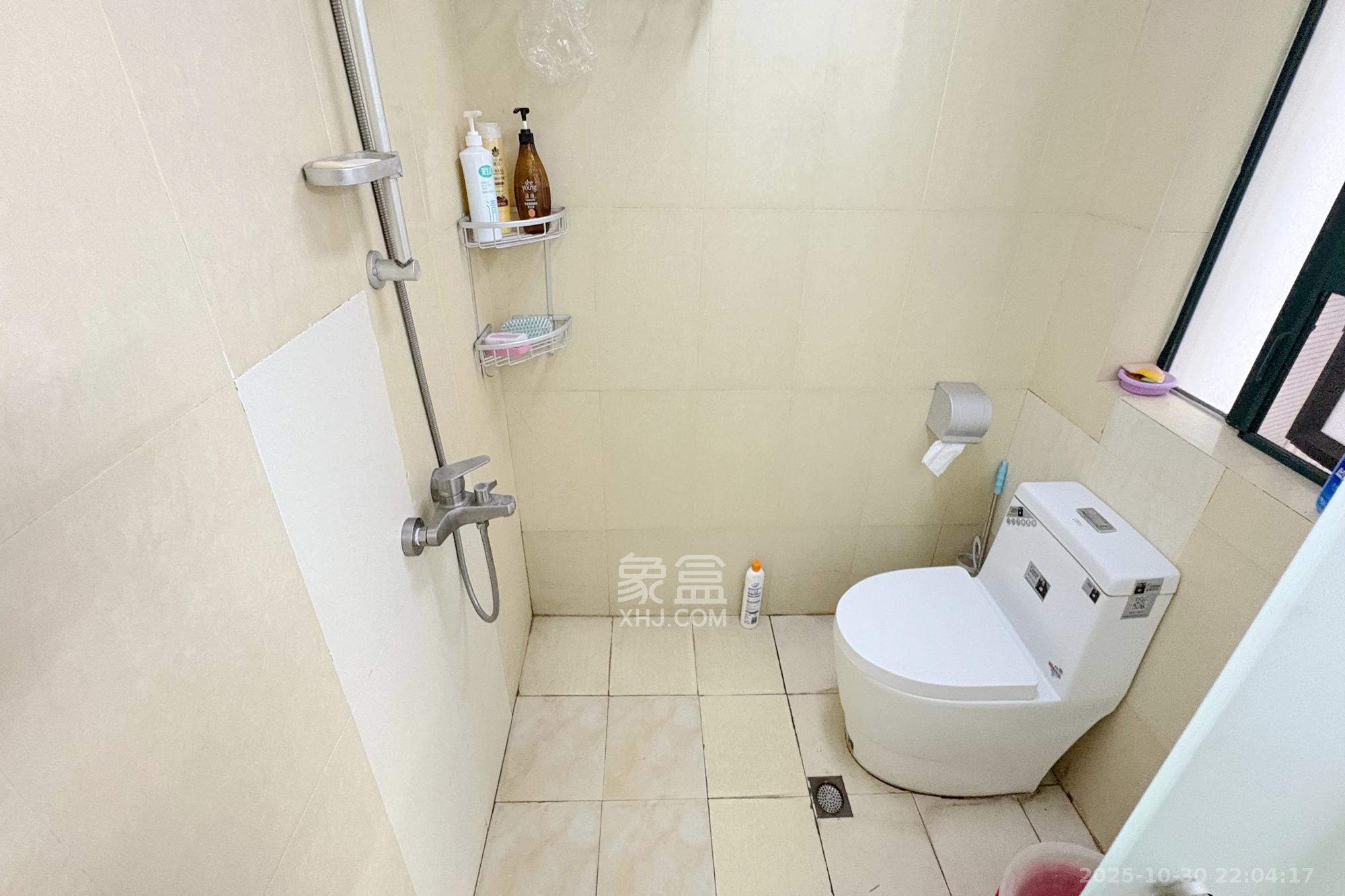 王府花园 4室2厅2卫 225.0万 王府花园 4室2厅2卫 225.0万卫生间