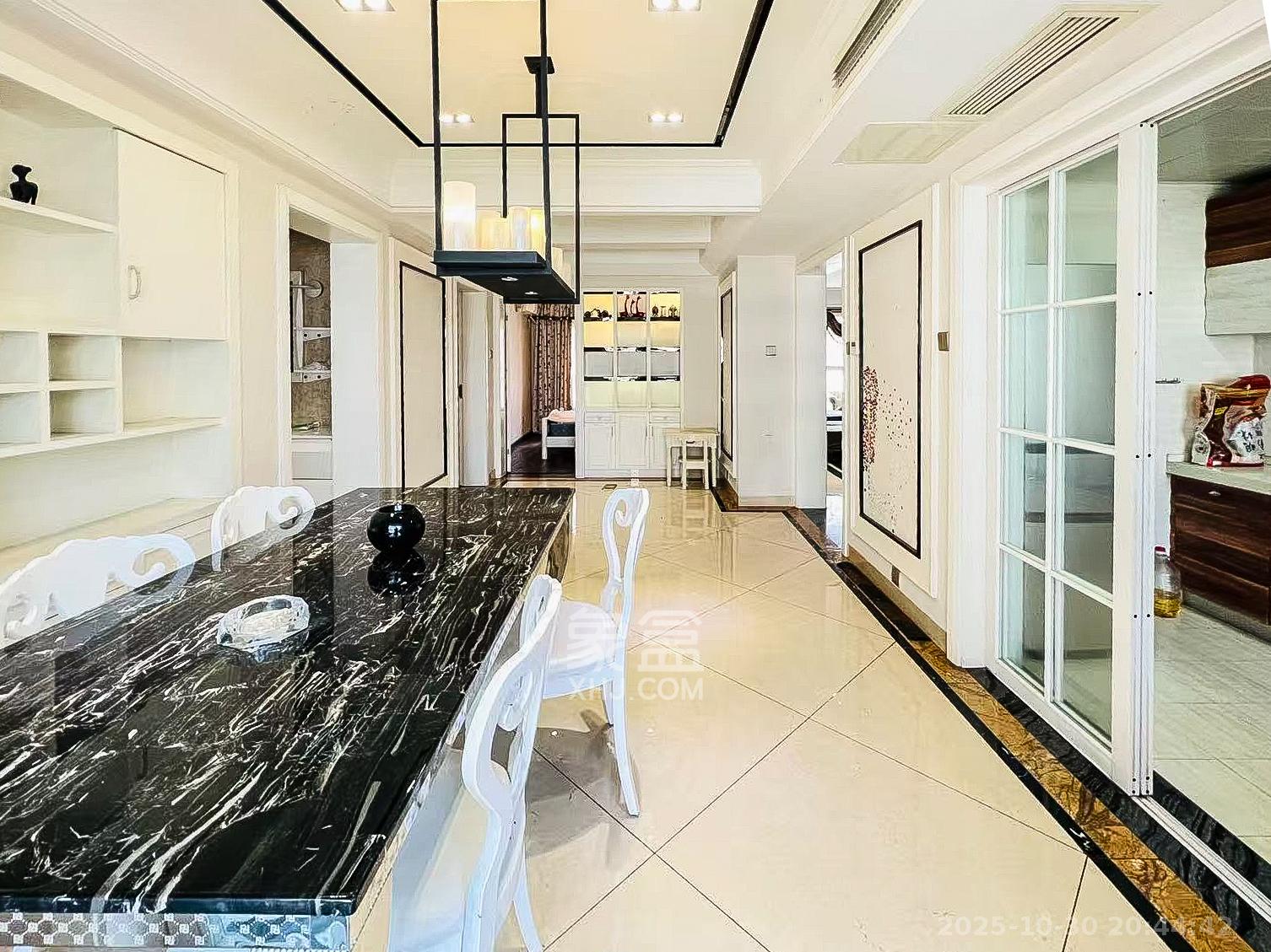 西子花苑  3室2厅2卫    150.0万客厅