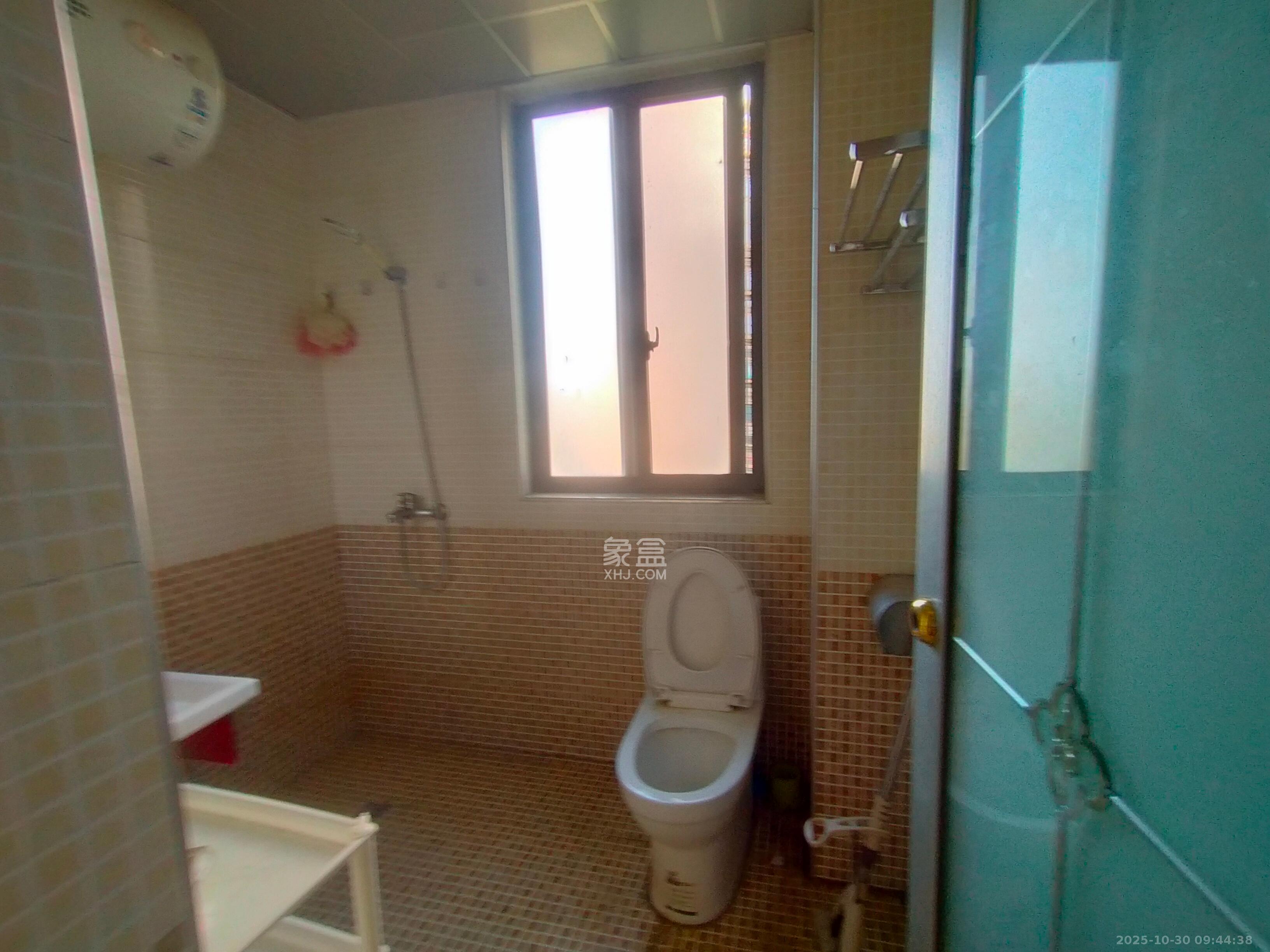 翡翠云天  3室2厅2卫    1700.0元/月室内图