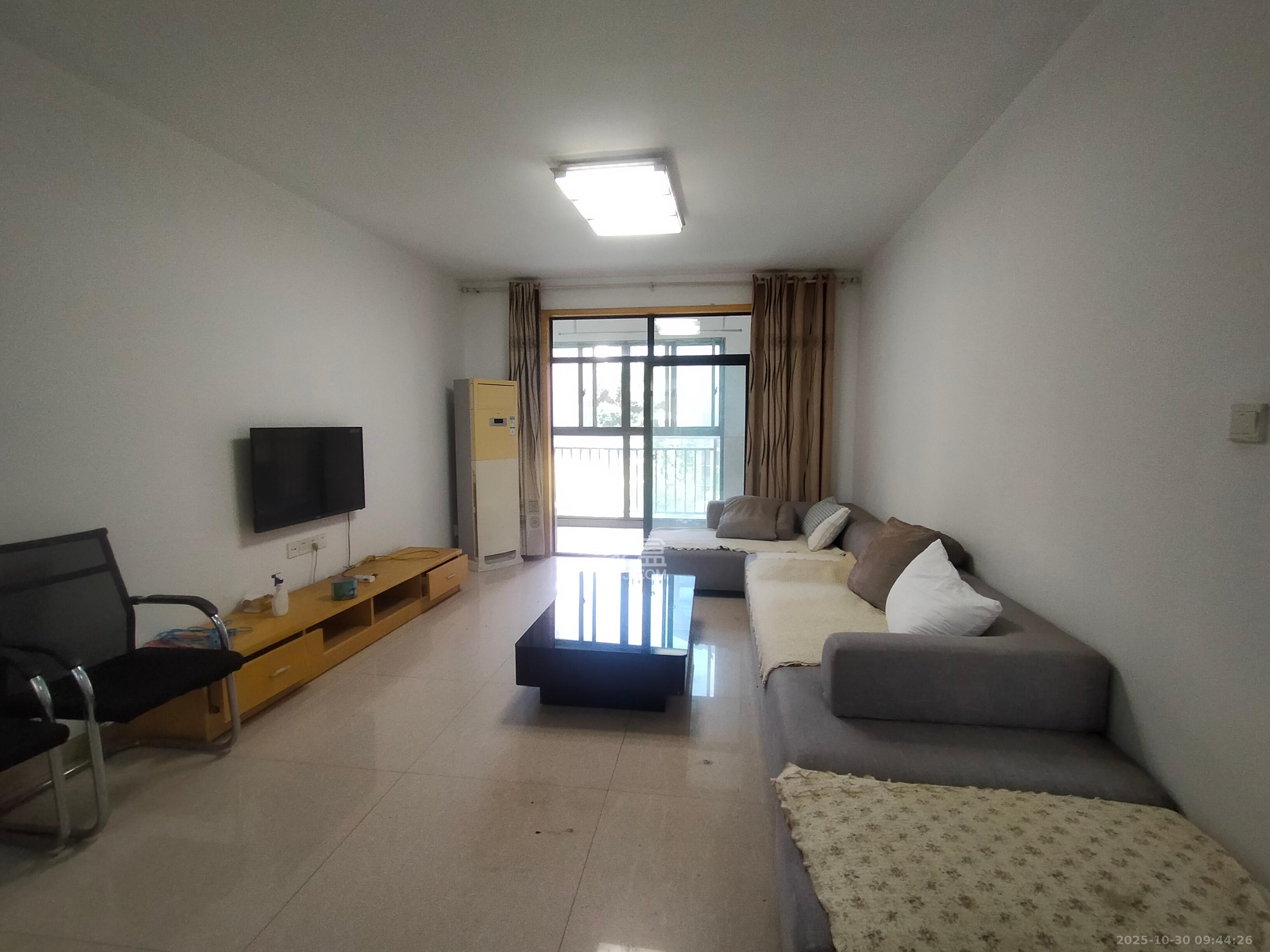 翡翠云天  3室2厅2卫    1700.0元/月室内图1