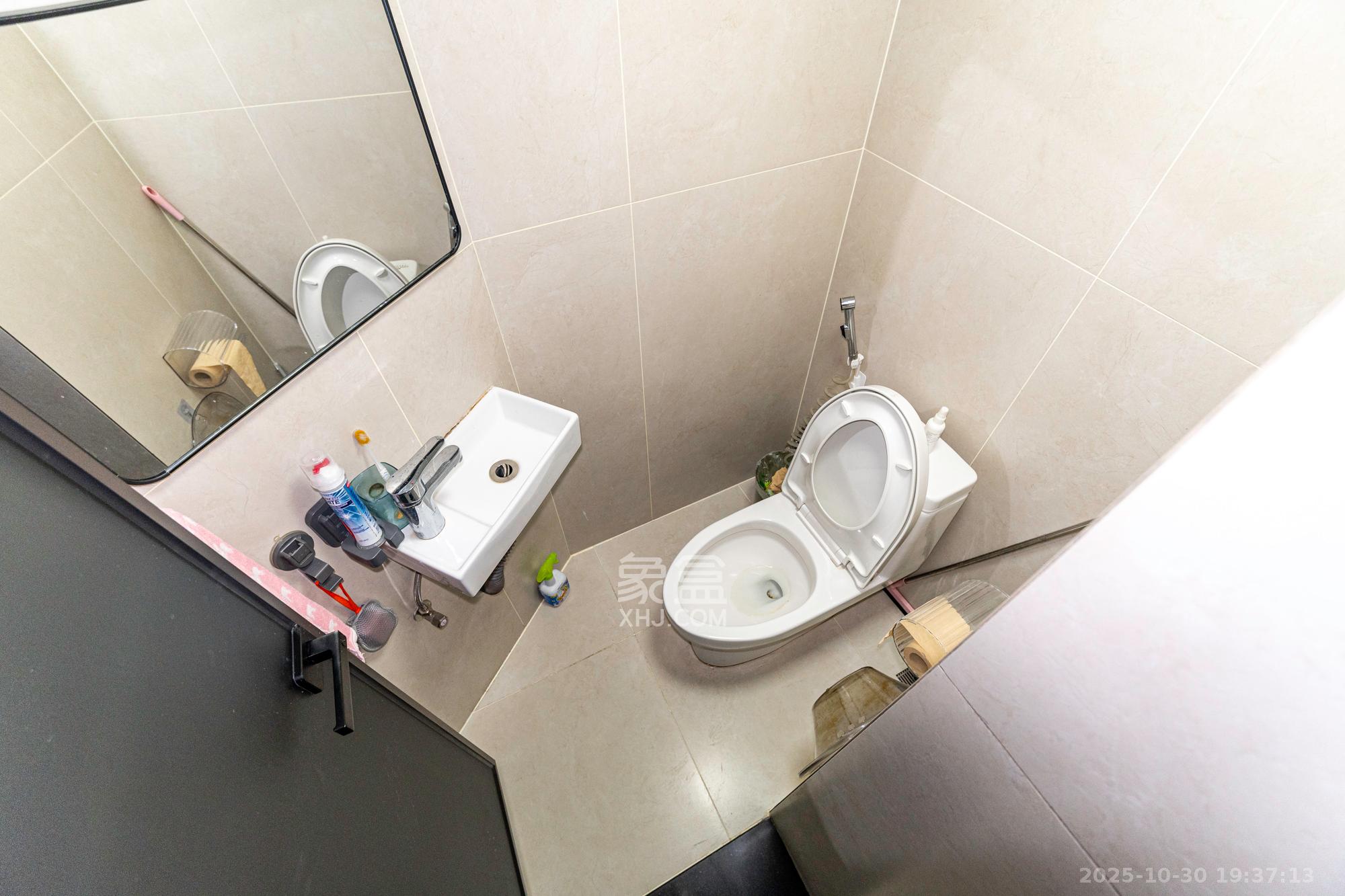 藏珑湖上国际花园  3室2厅2卫    85.0万卫生间