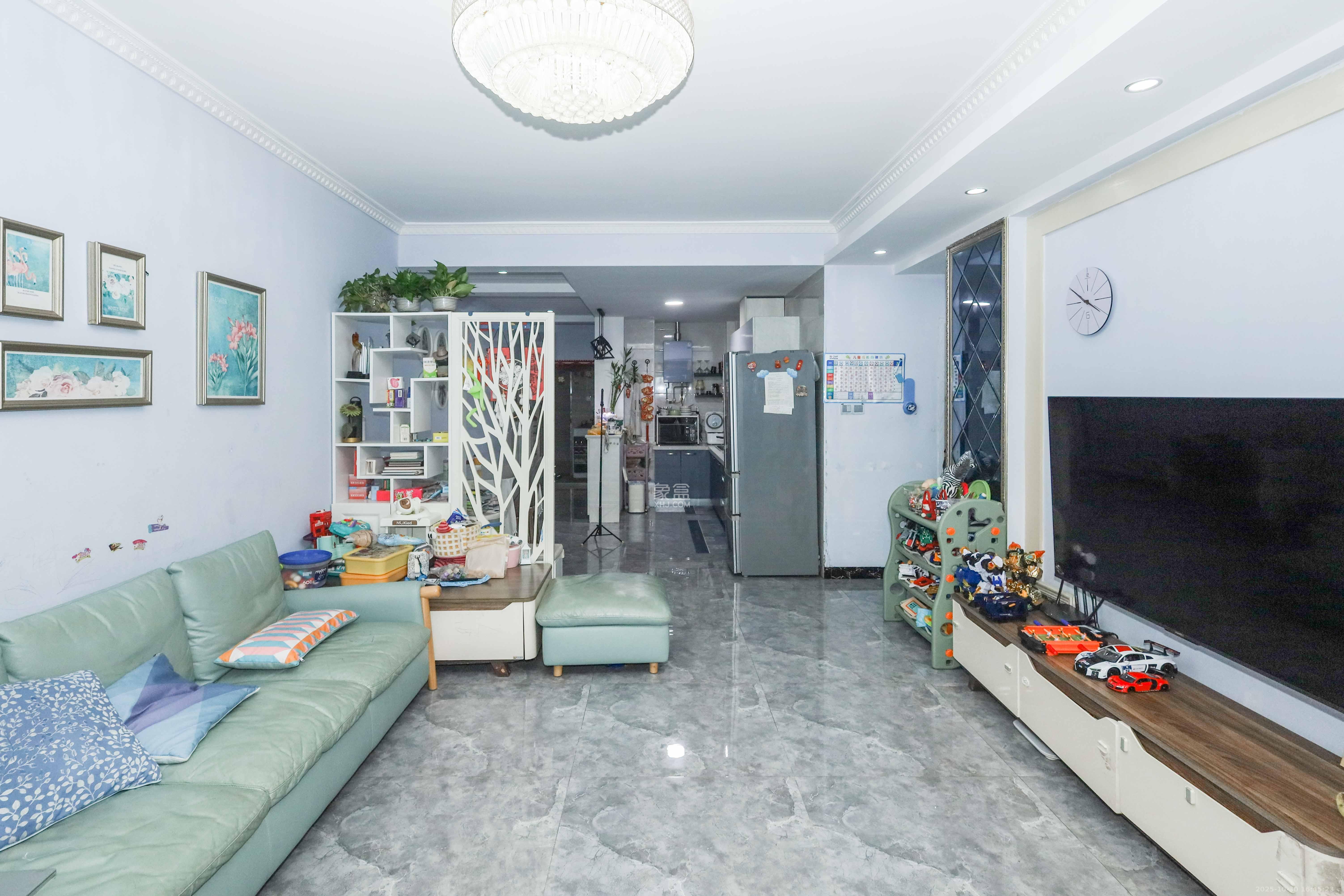 天元涉外景园C区  3室2厅2卫    89.0万客厅