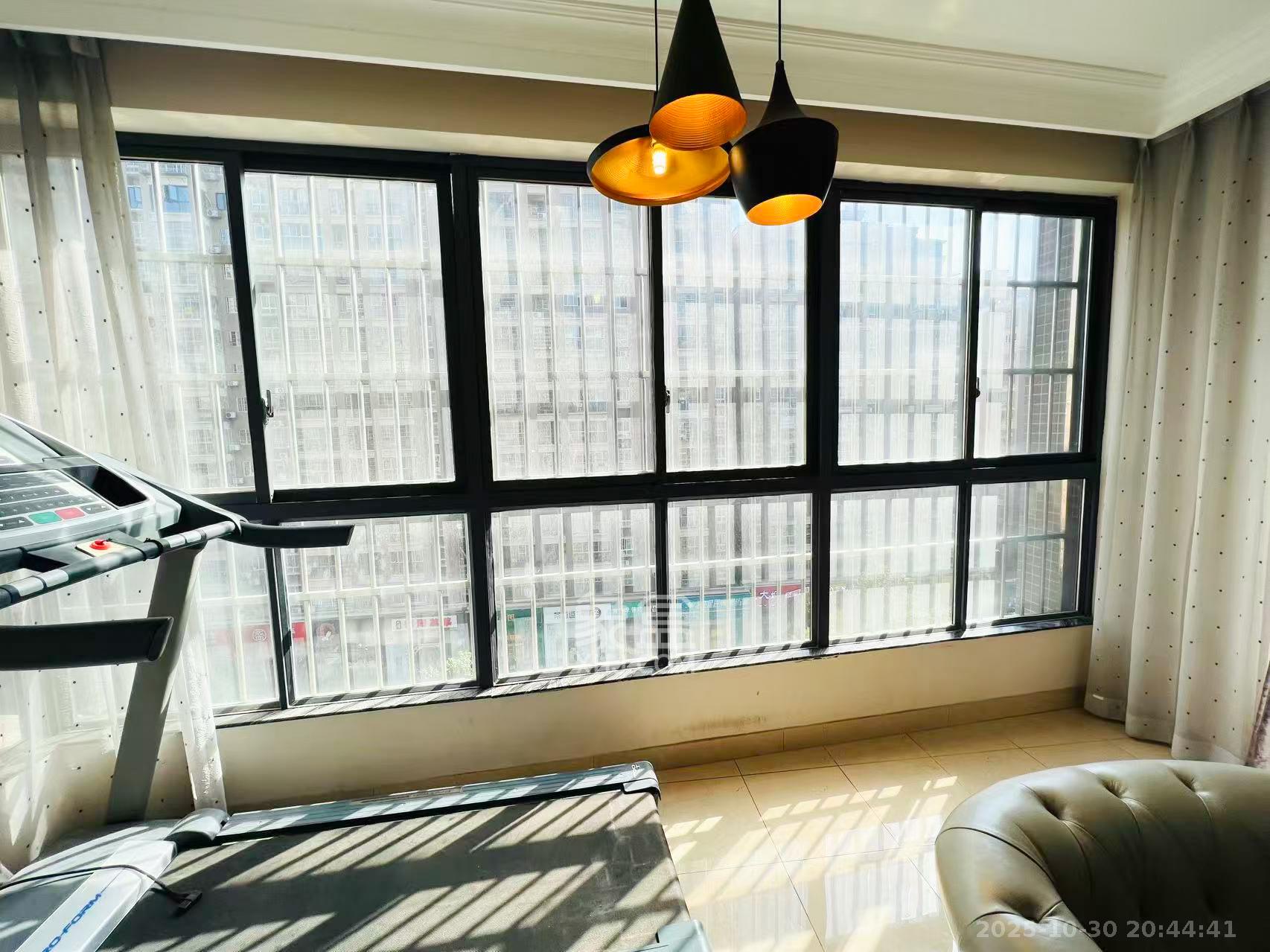 西子花苑  3室2厅2卫    150.0万阳台