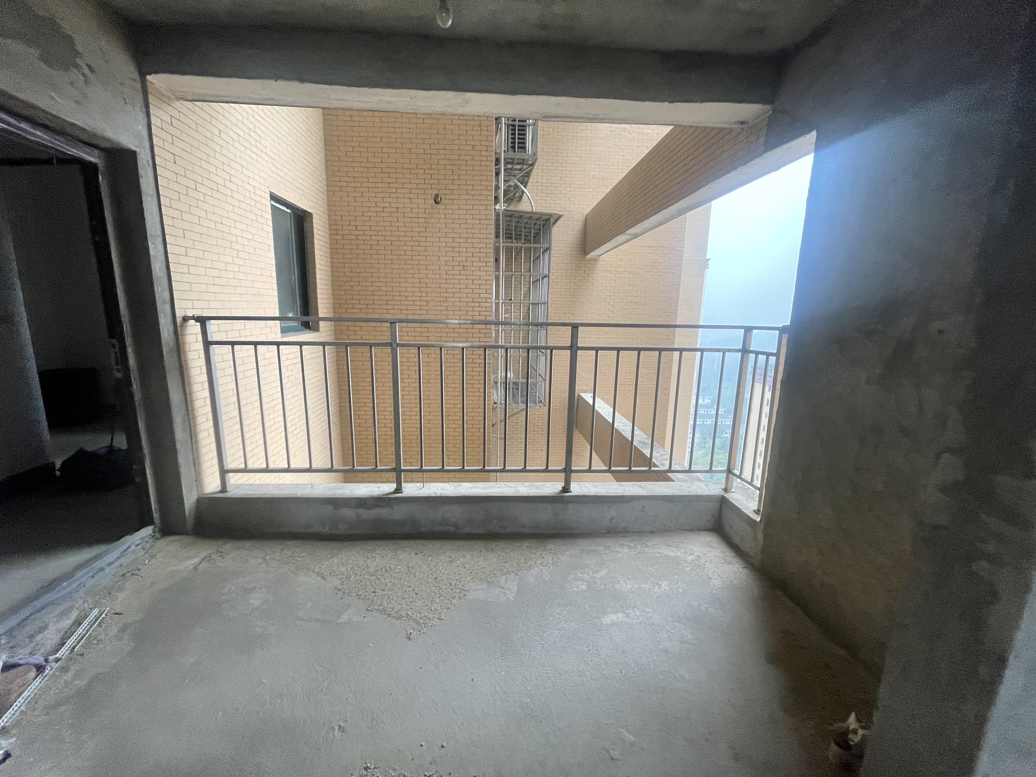 株山国际世家  3室2厅2卫    90.0万客厅