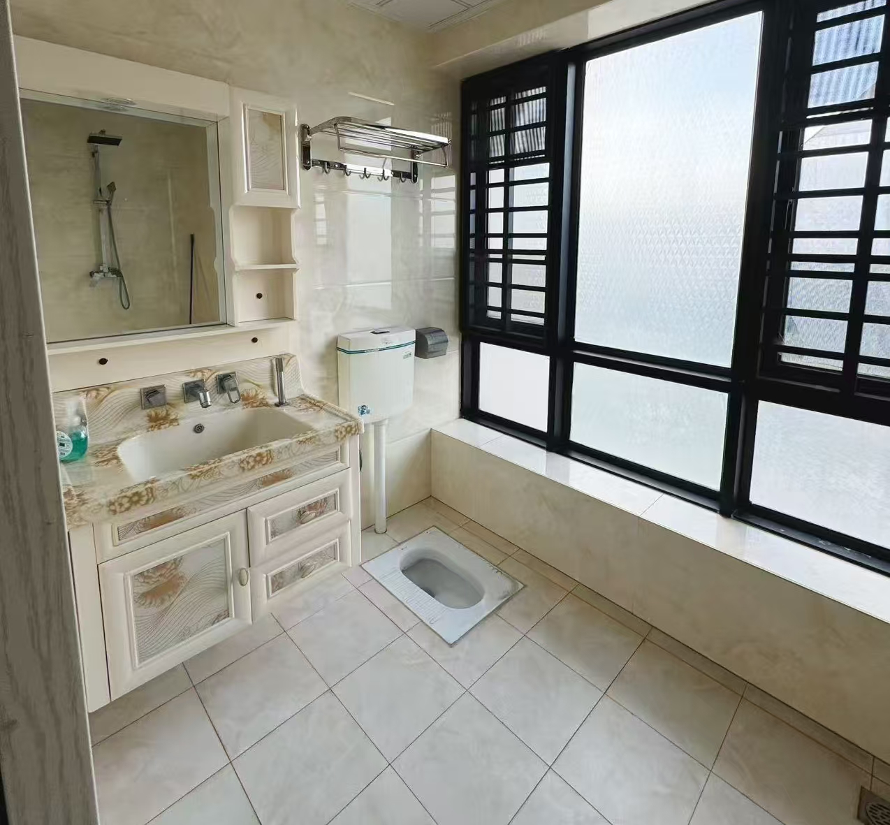 万景峰一期  3室2厅2卫    2000.0元/月室内图