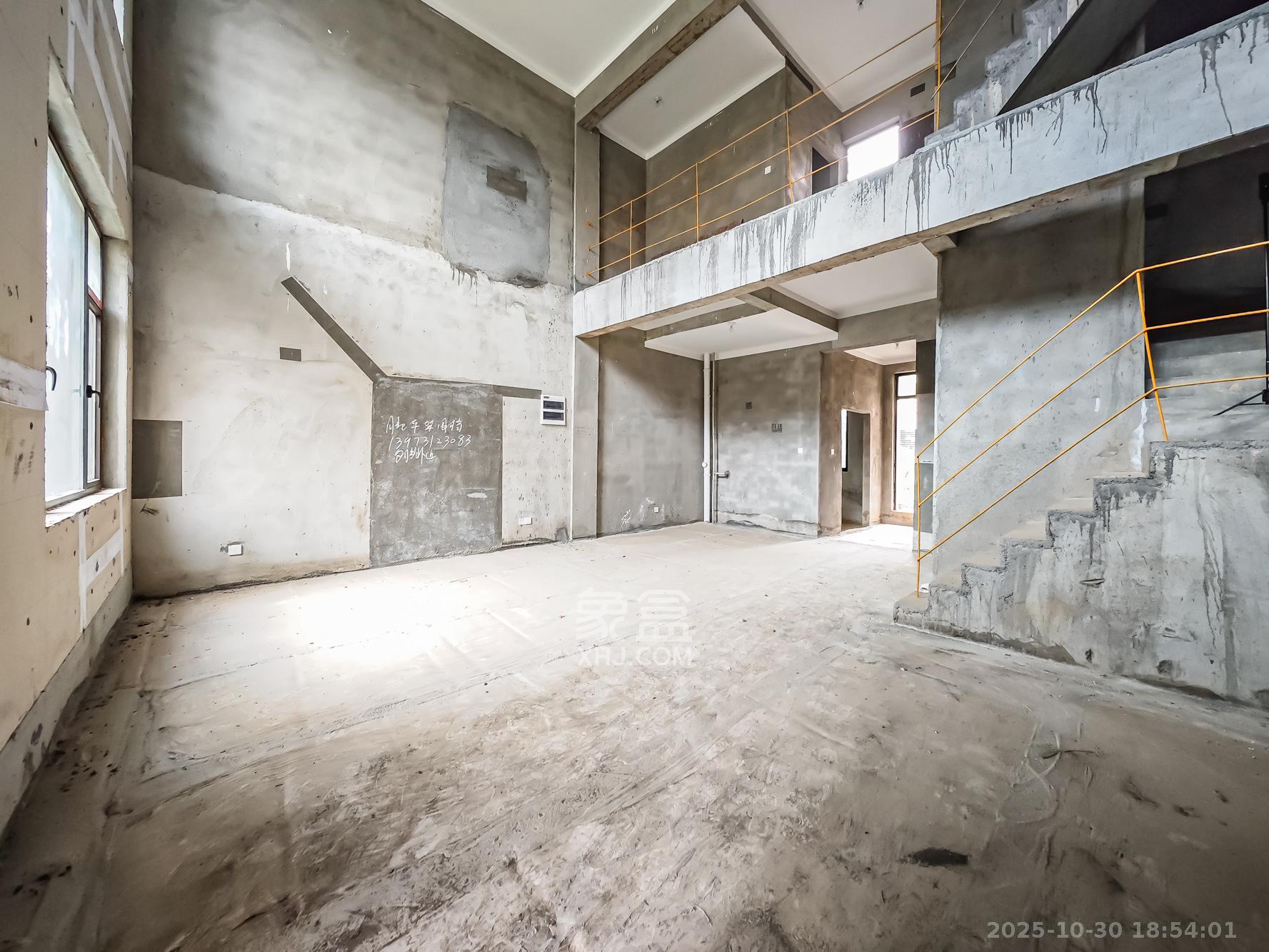 恒基旭辉湖山赋  5室3厅3卫    280.0万客厅