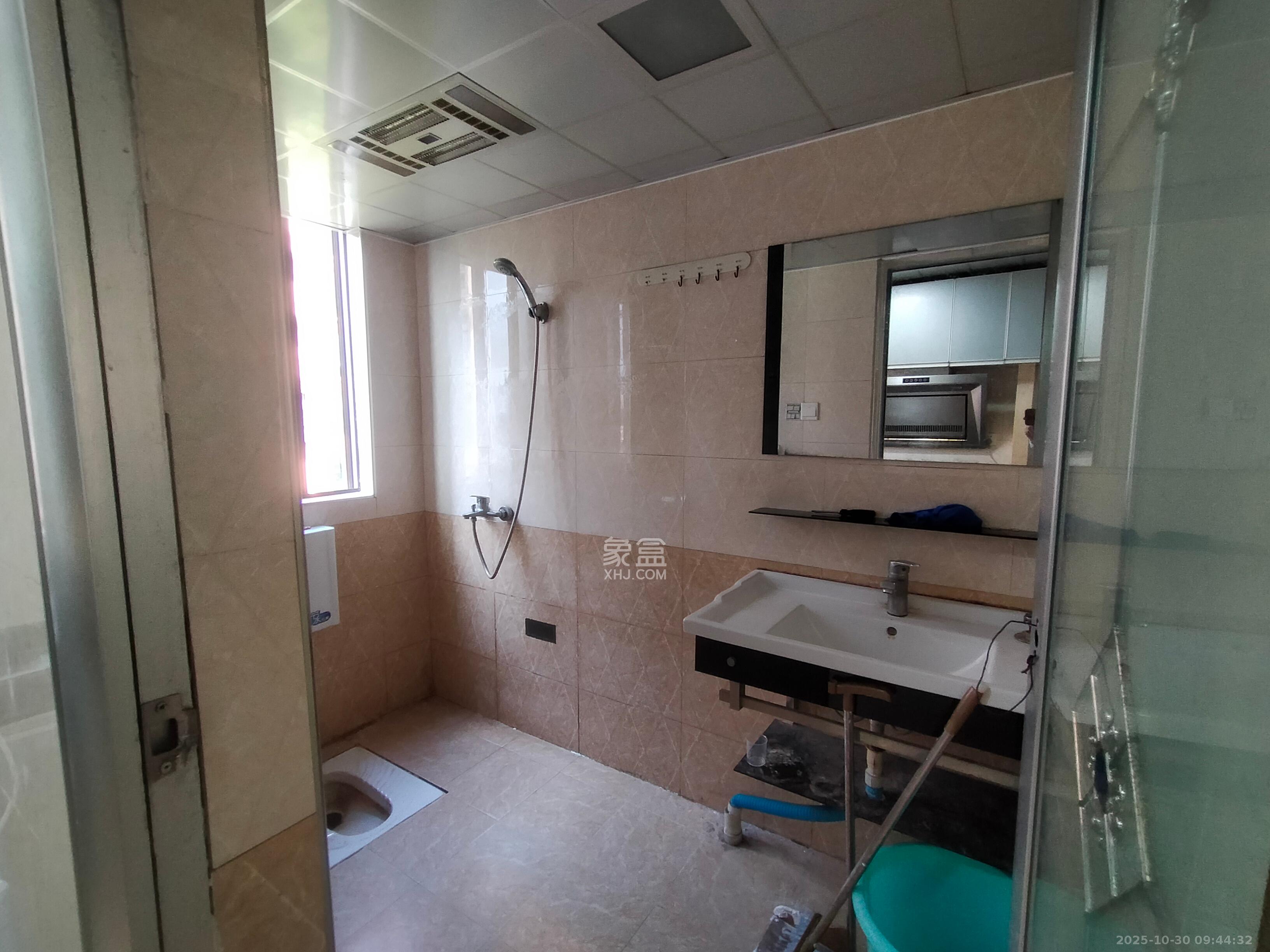 翡翠云天  3室2厅2卫    1700.0元/月室内图