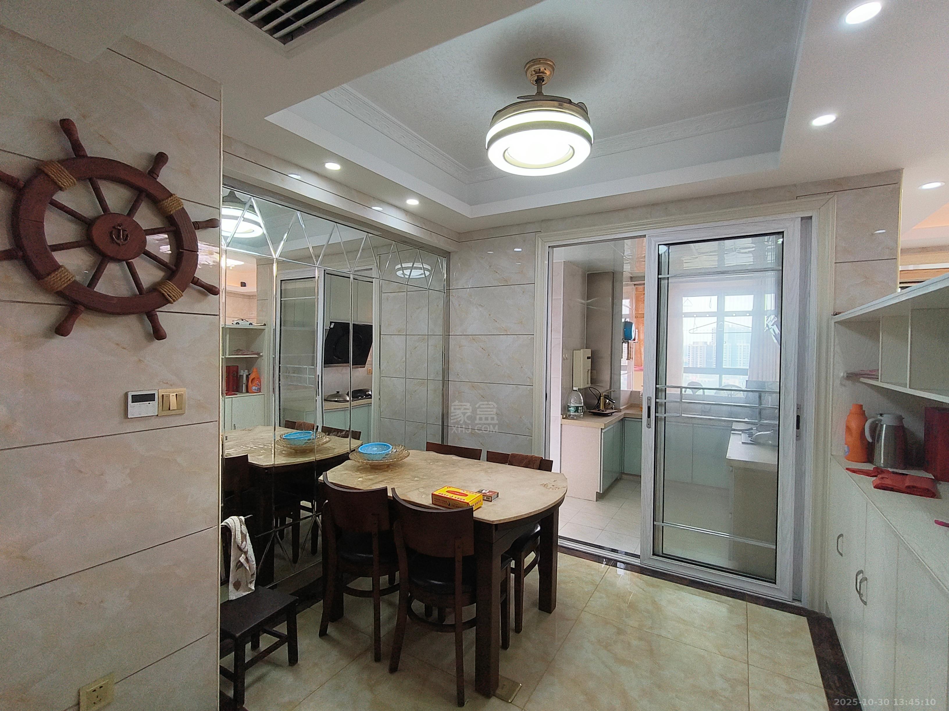 湖景名城  3室2厅2卫    1900.0元/月室内图