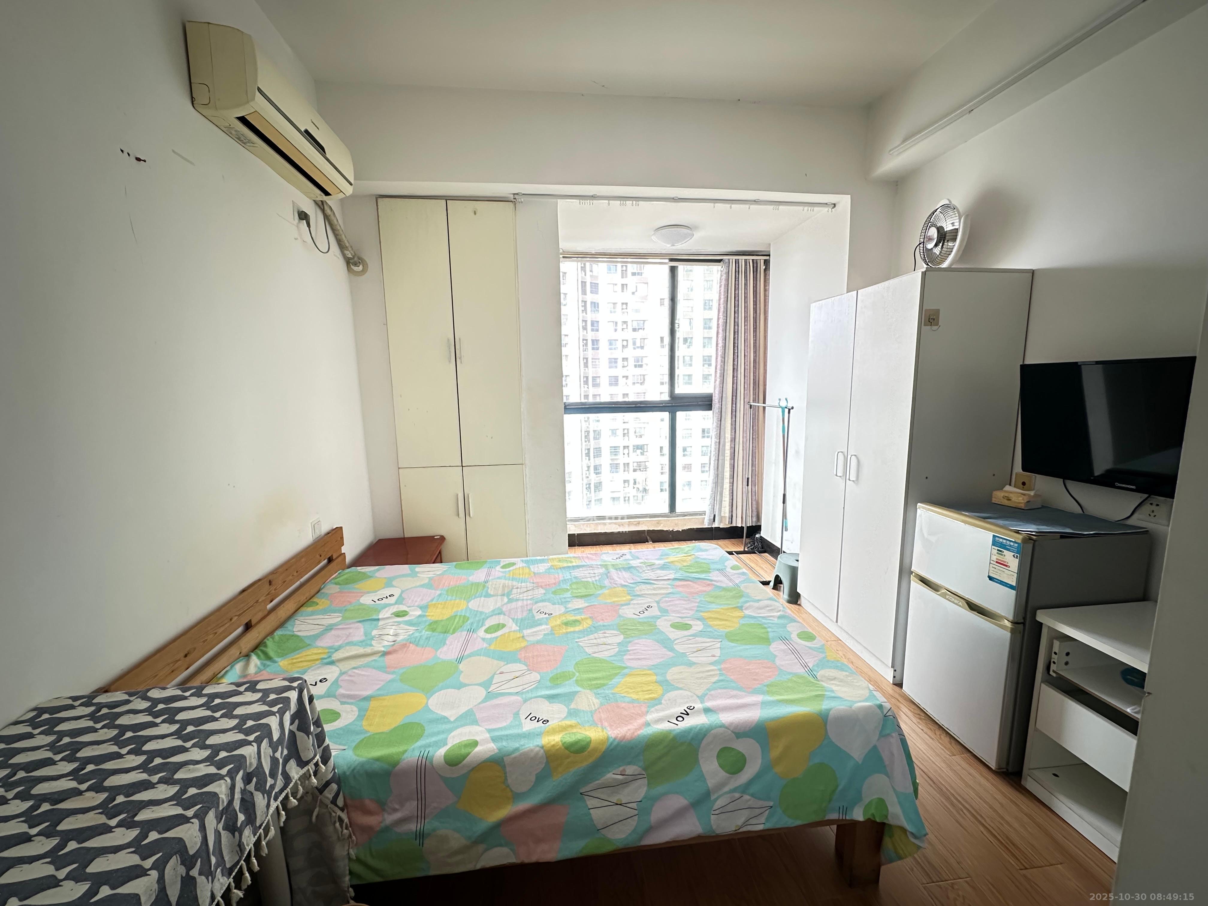 绿地中央广场  1室1厅1卫    1200.0元/月