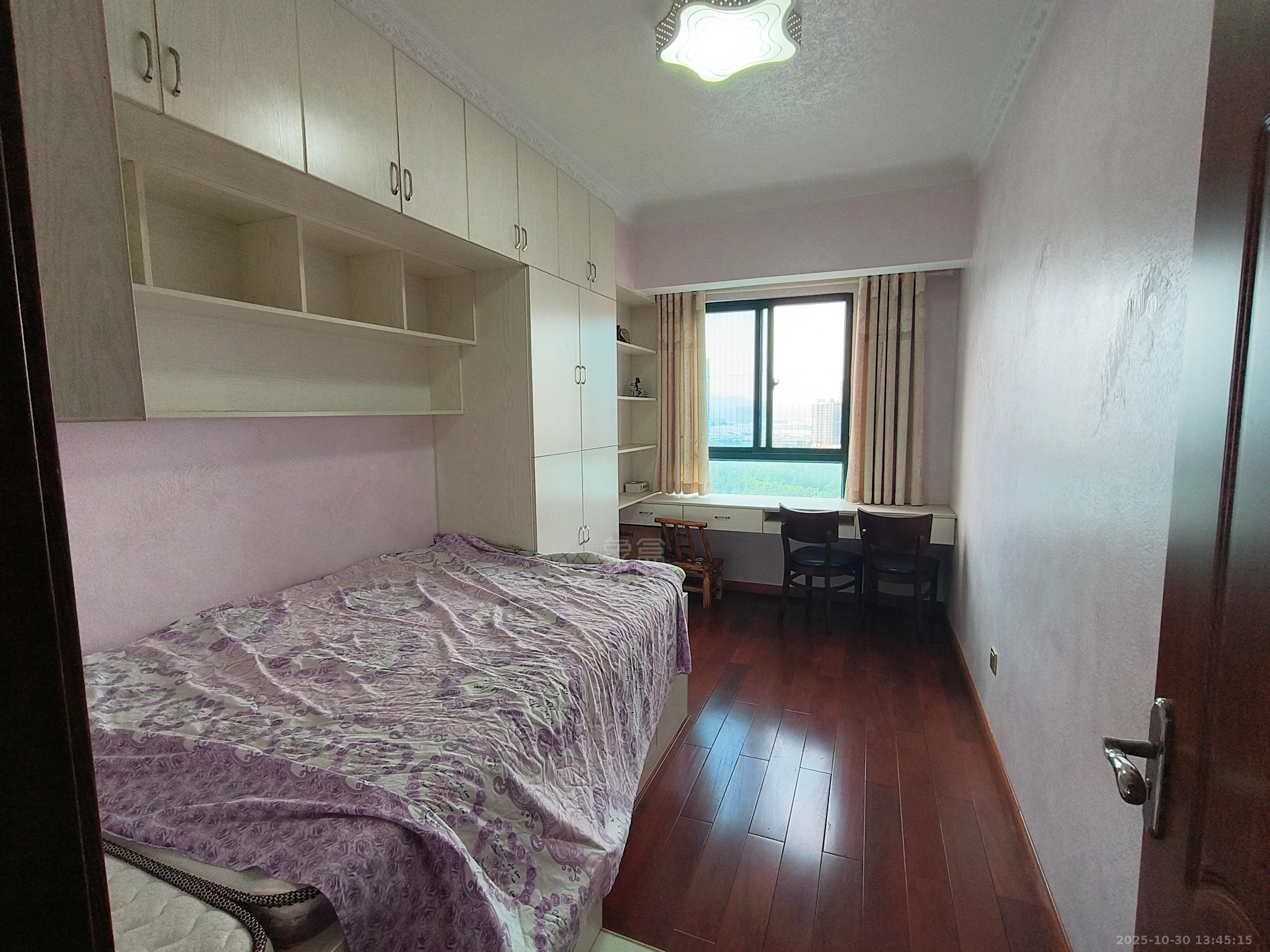 湖景名城  3室2厅2卫    1900.0元/月室内图