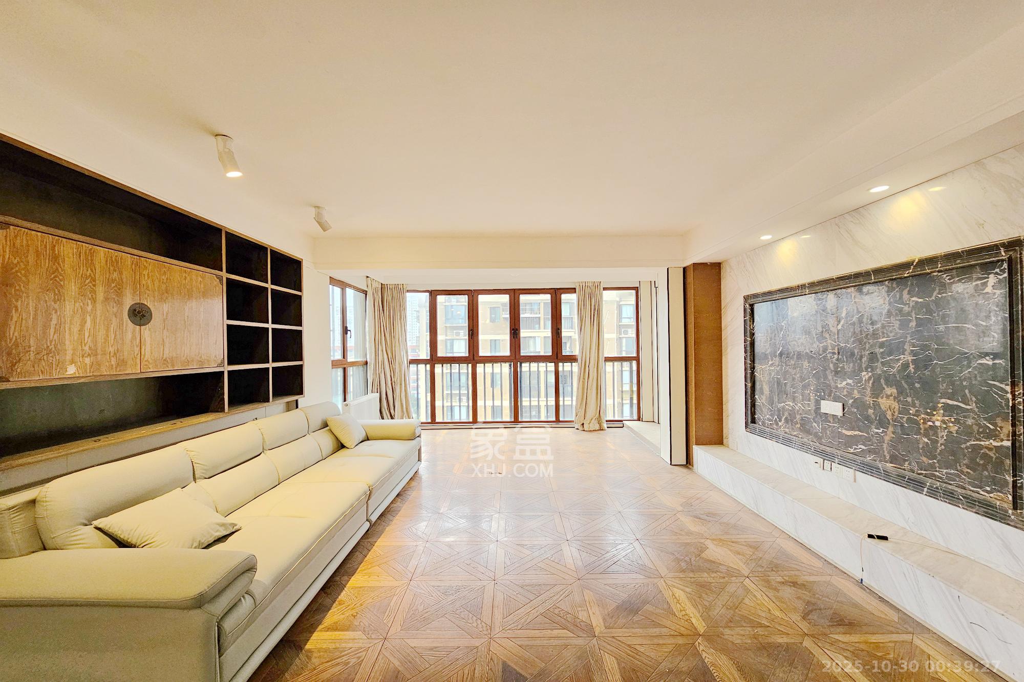 三江花中城  3室2厅2卫    128.0万客厅