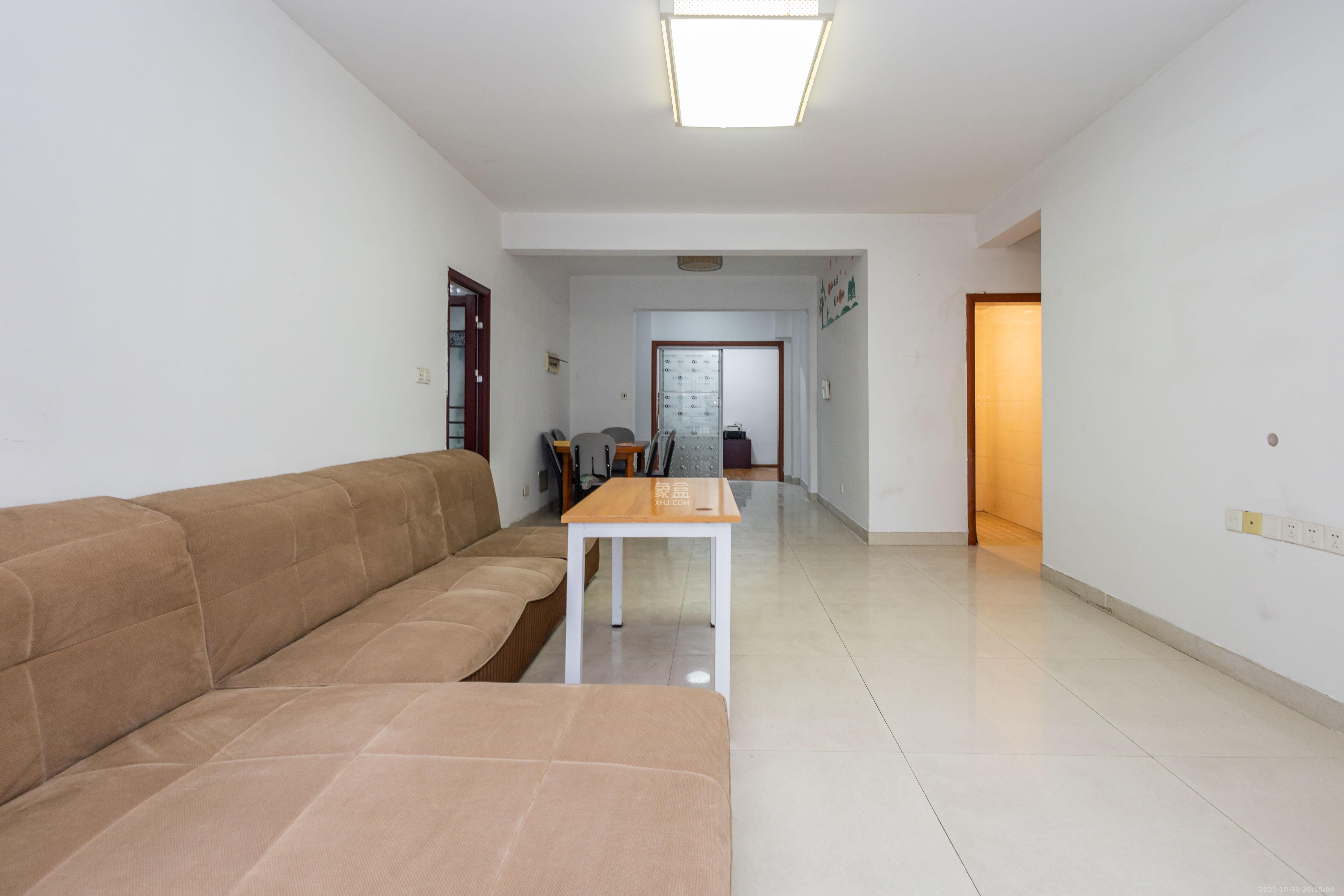 爵士湘  4室2厅2卫    89.0万 爵士湘  4室2厅2卫    89.0万客厅