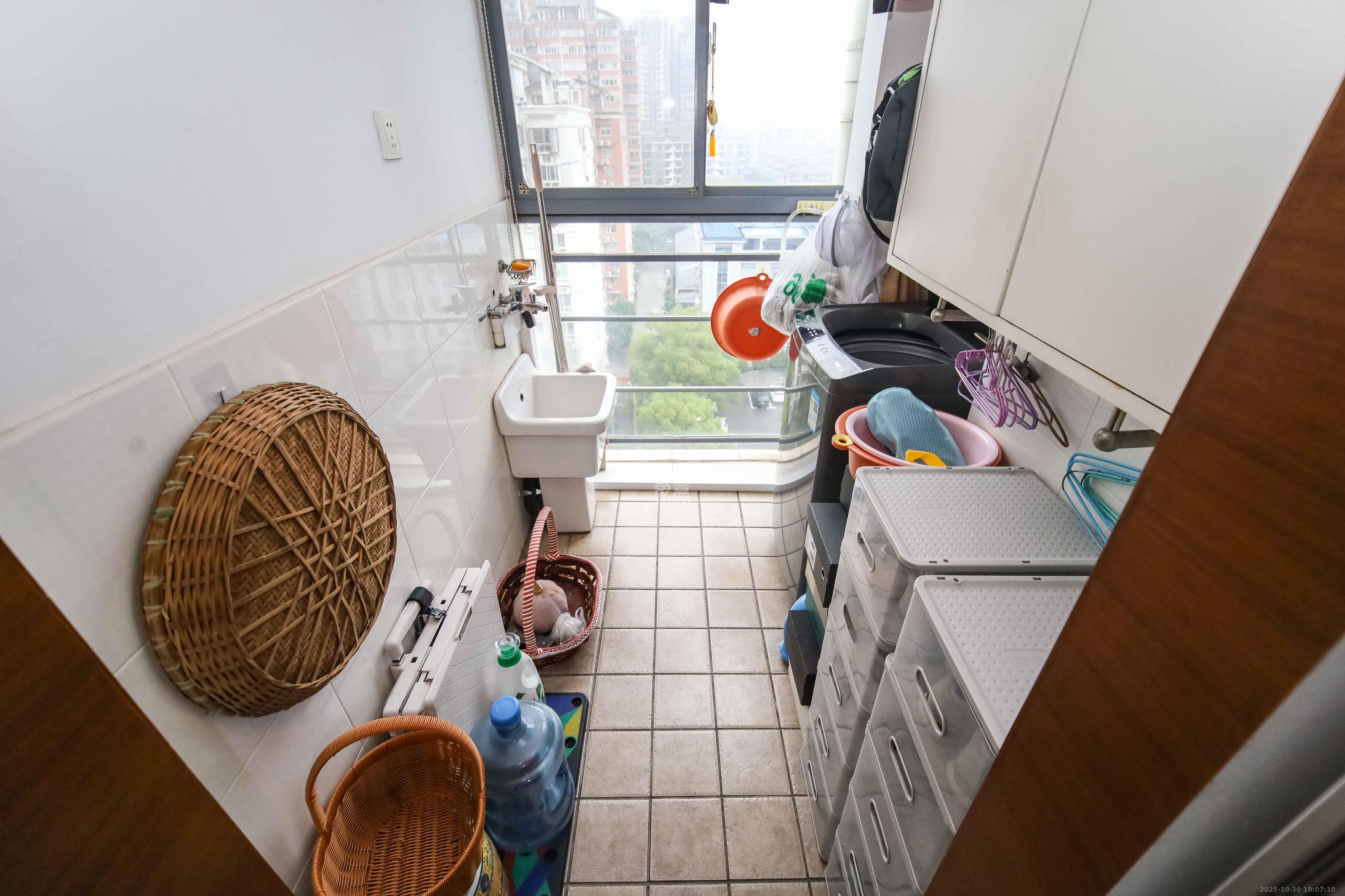 银港水晶城 3室2厅2卫 108.0万 银港水晶城 3室2厅2卫 108.0万阳台