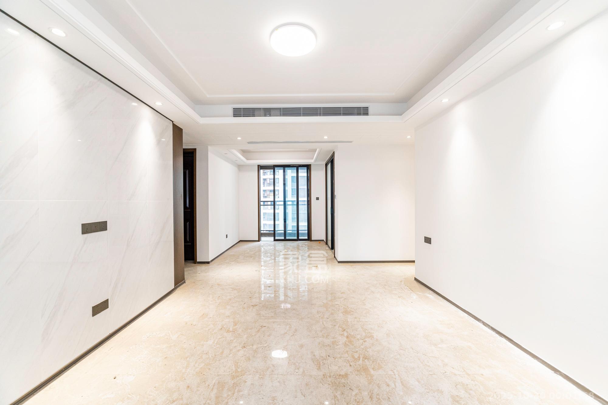 荣盛锦绣学府  4室2厅2卫    103.8万客厅