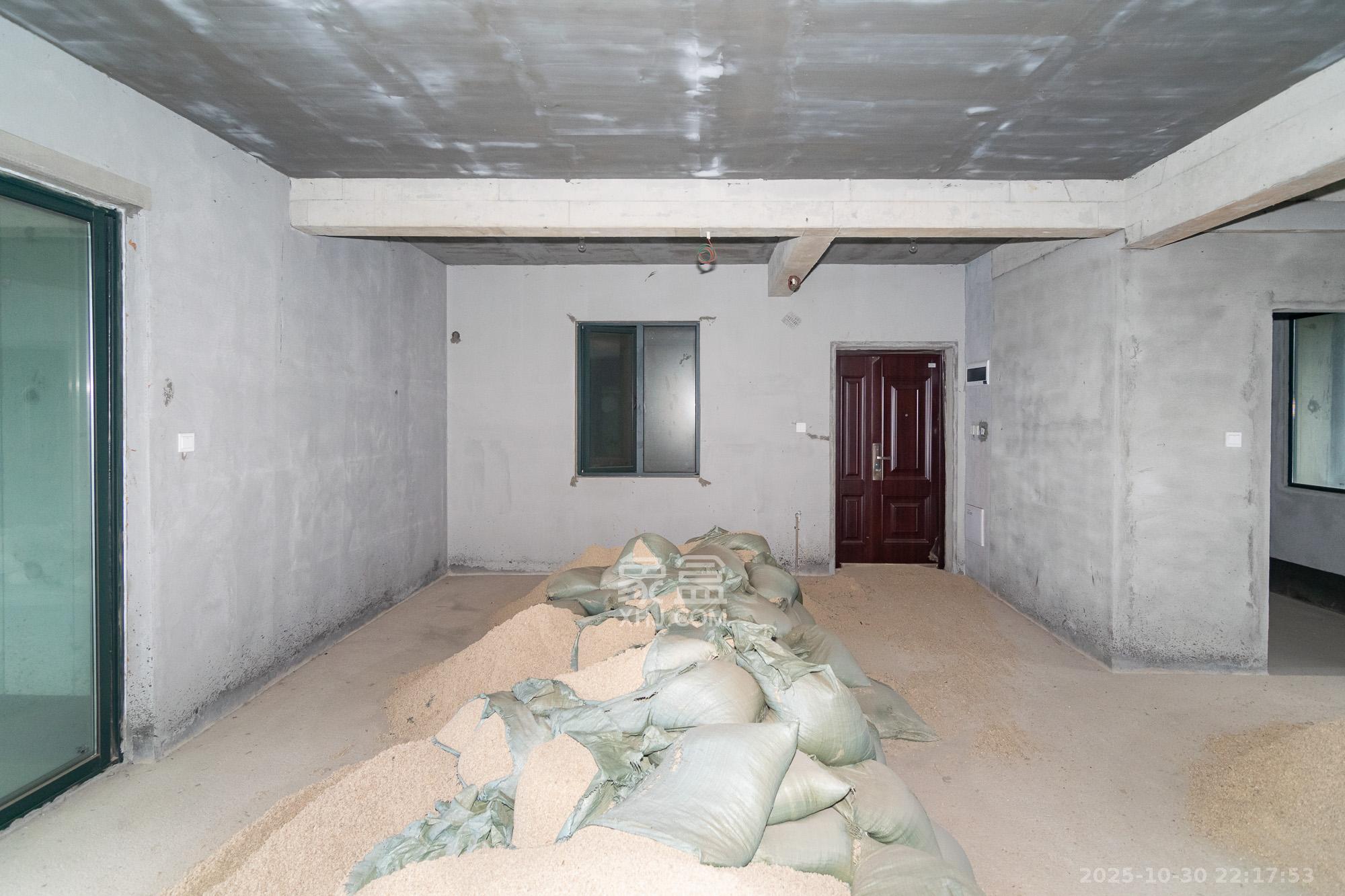 凯尔花缇紫郡  4室2厅2卫    72.0万客厅