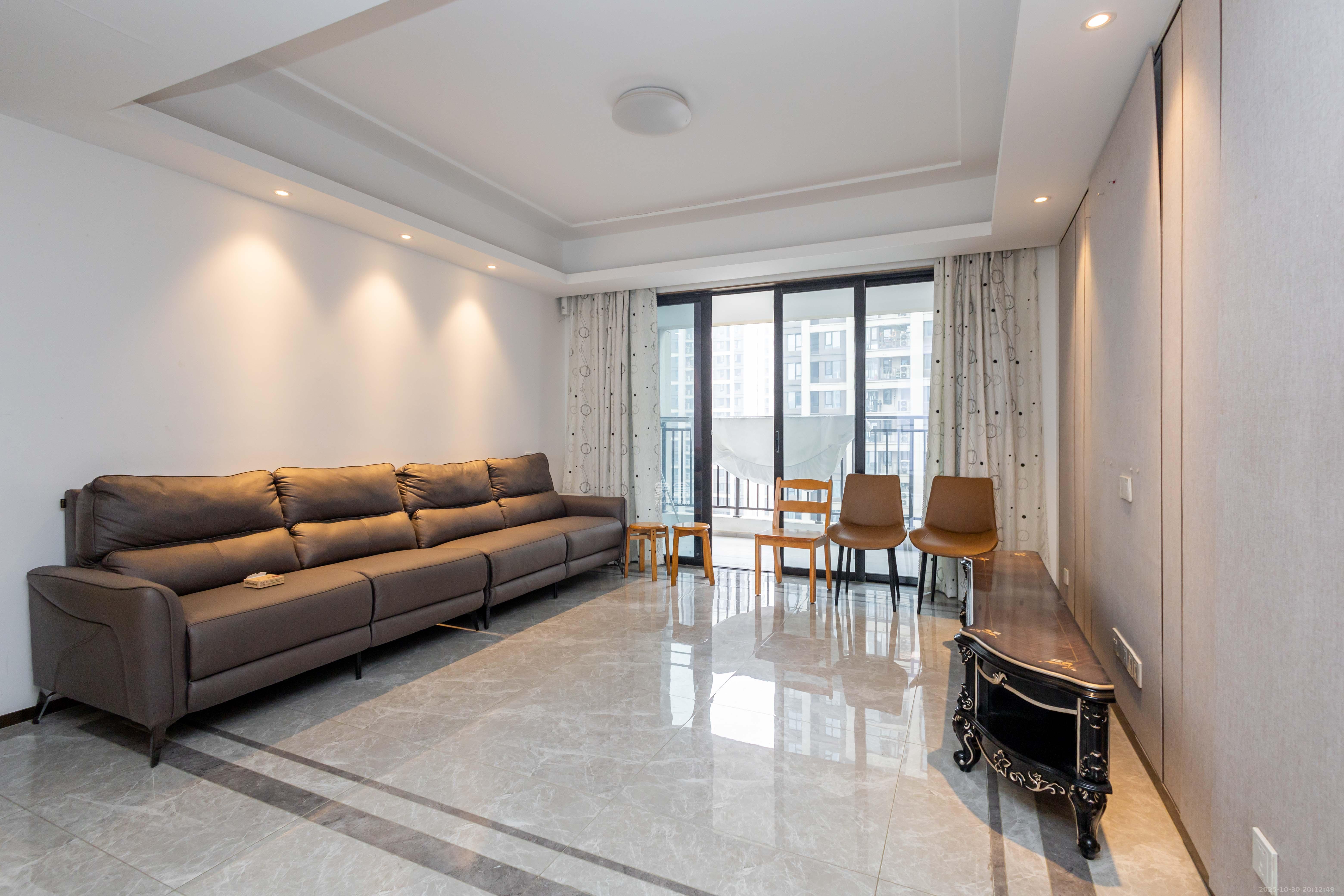 金茂建发观悦  4室2厅2卫    190.0万 金茂建发观悦  4室2厅2卫    190.0万客厅