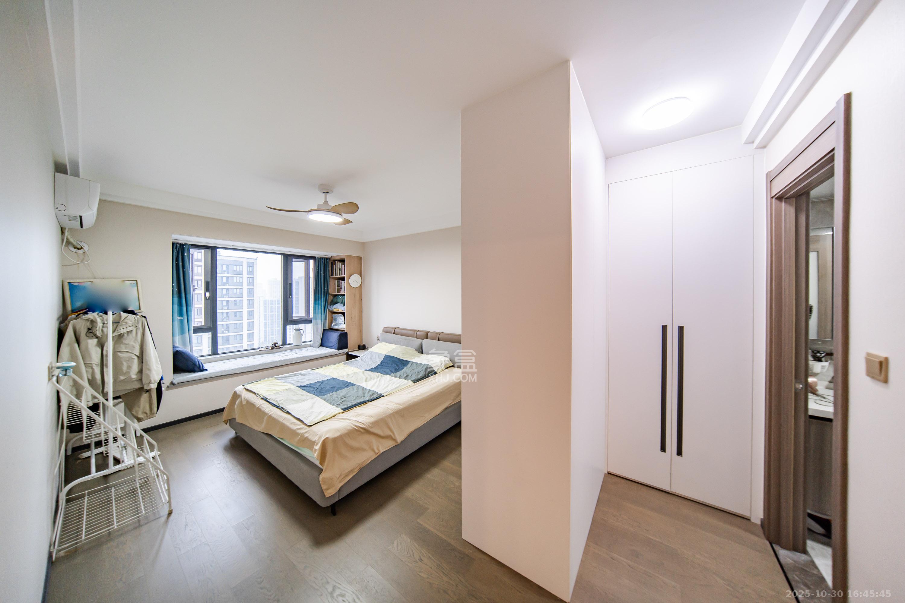 中海阅麓山一期  3室2厅2卫    149.8万卧室