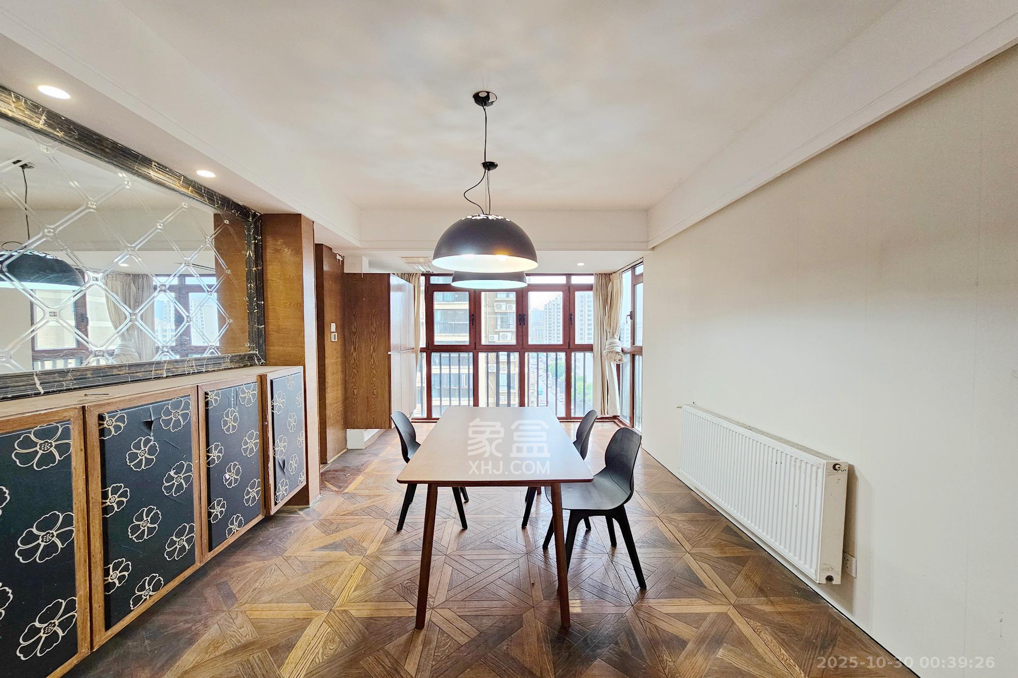 三江花中城  3室2厅2卫    128.0万客厅