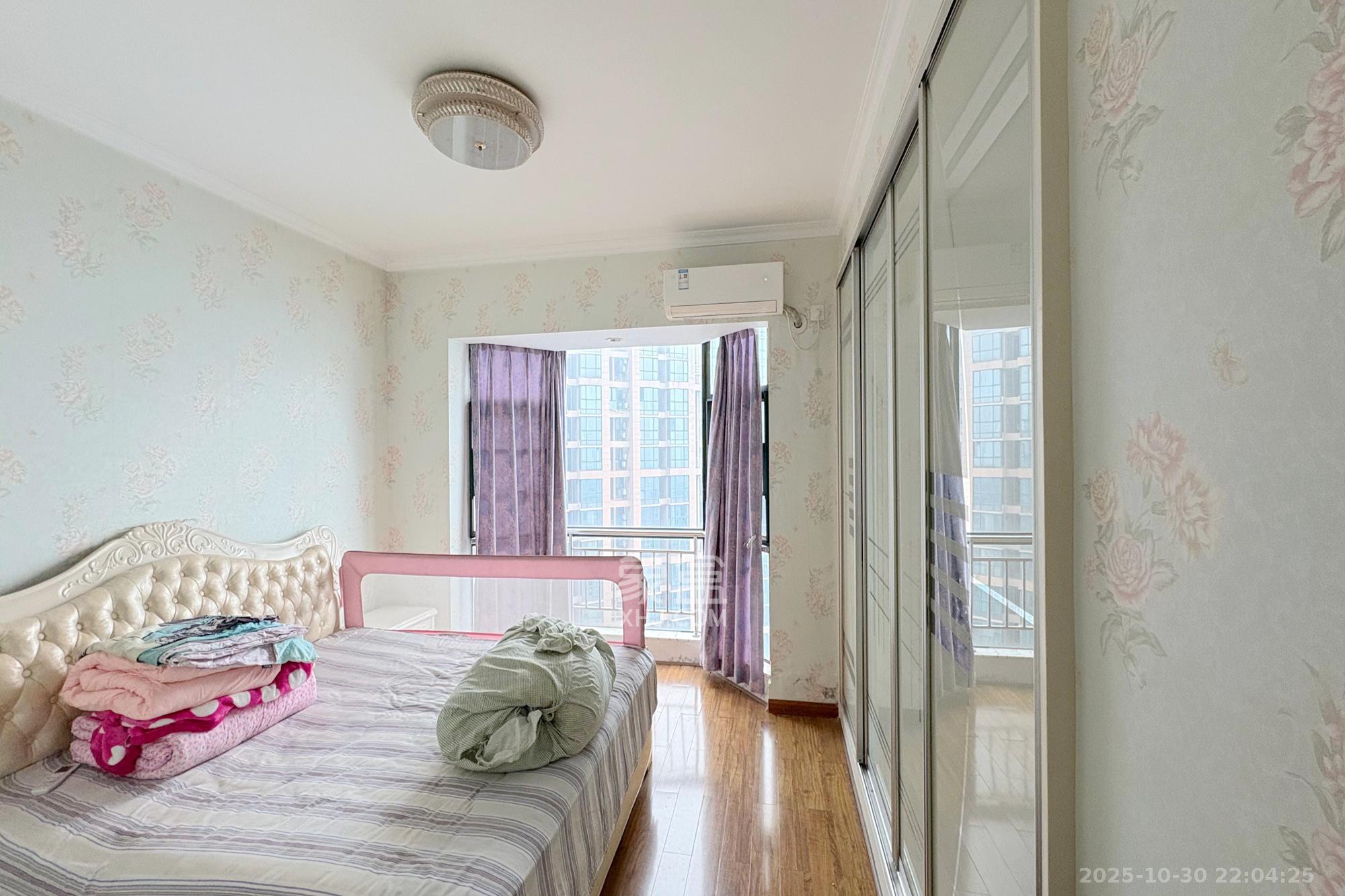 王府花园 4室2厅2卫 225.0万 王府花园 4室2厅2卫 225.0万卧室