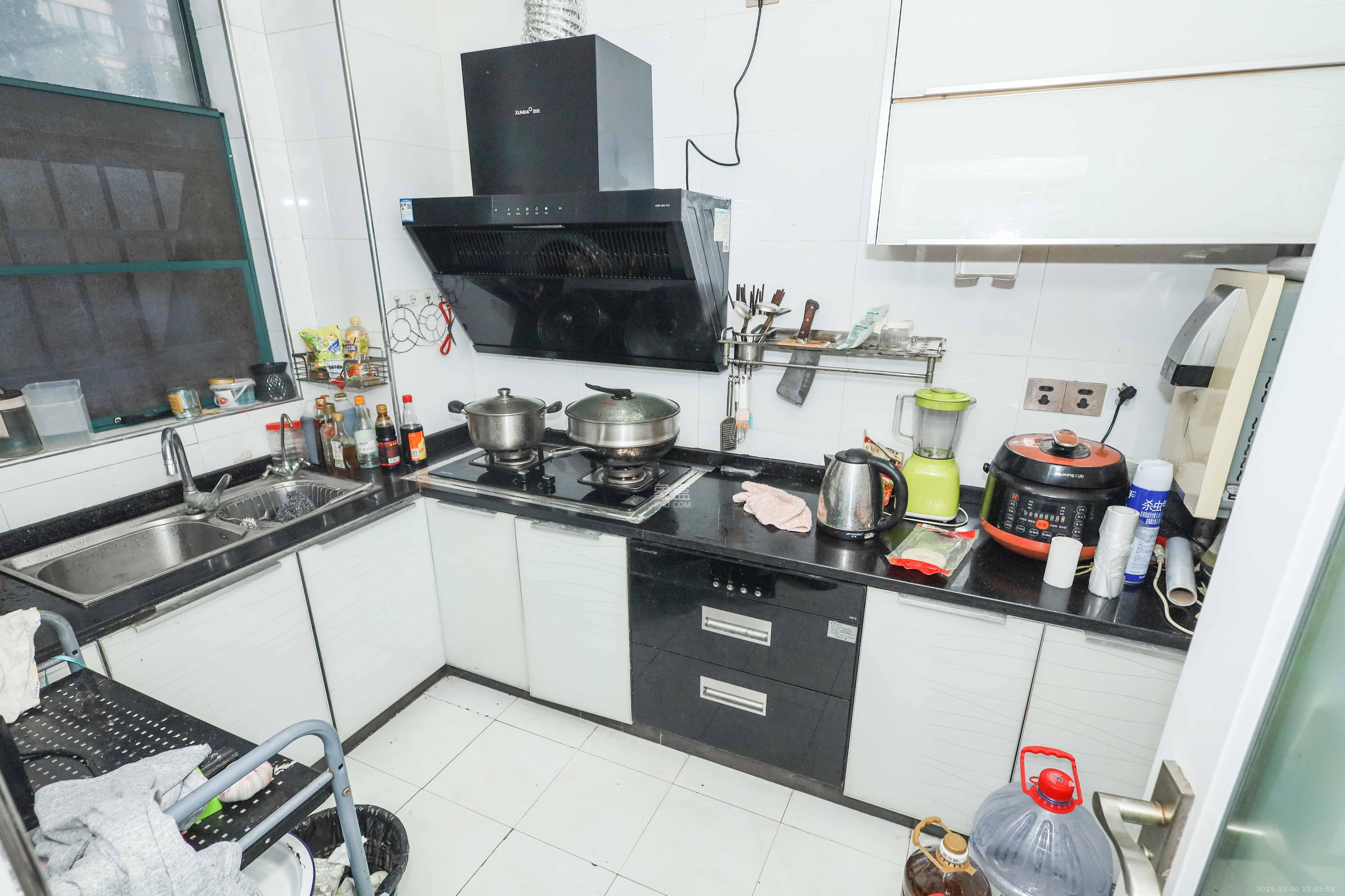 麓谷公馆(涉外国际公馆)  3室2厅2卫    98.0万 麓谷公馆(涉外国际公馆)  3室2厅2卫    98.0万厨房