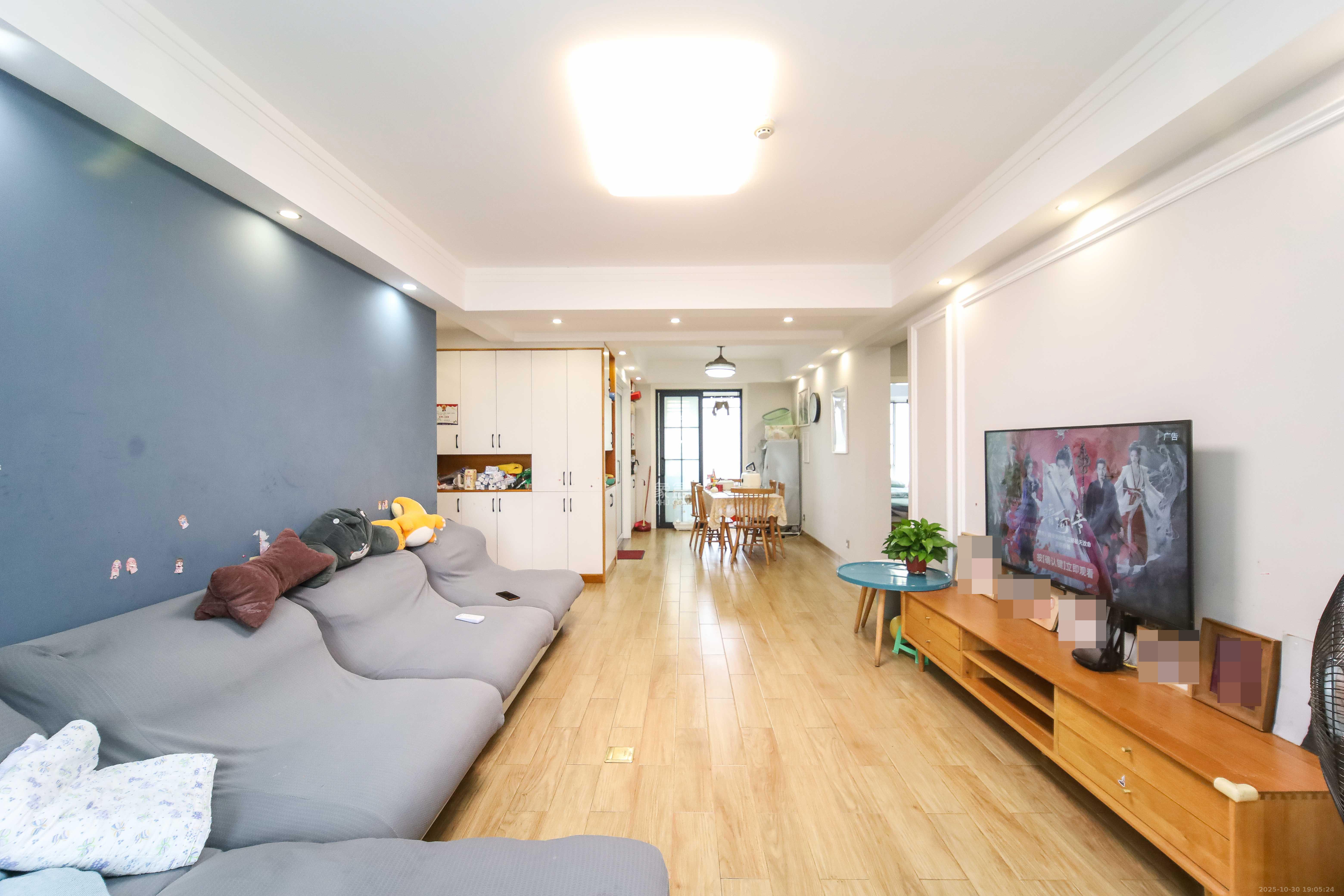 金地格林公馆  3室2厅2卫    145.0万客厅