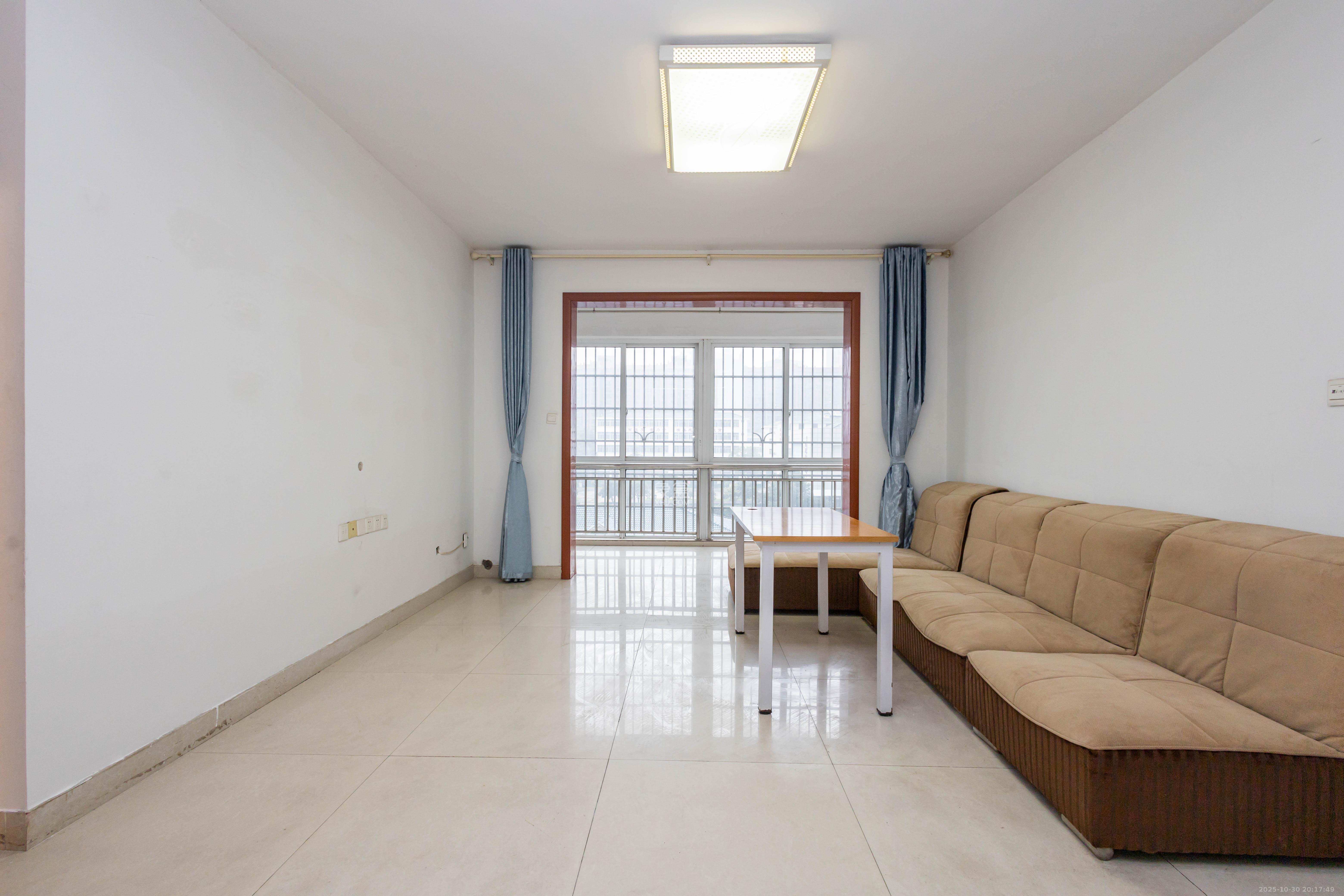 爵士湘  4室2厅2卫    89.0万 爵士湘  4室2厅2卫    89.0万客厅