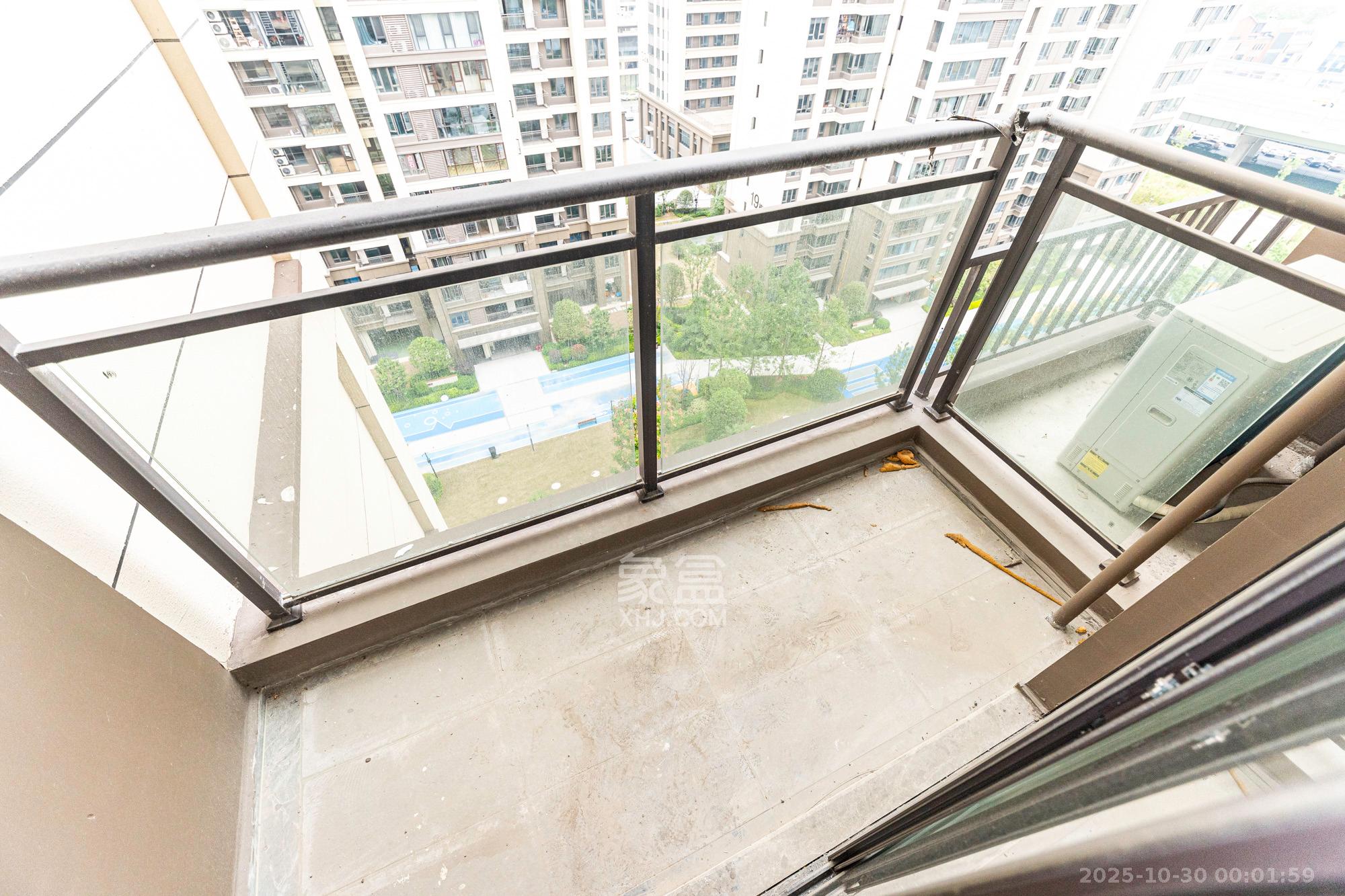 荣盛锦绣学府 4室2厅2卫 103.8万 荣盛锦绣学府 4室2厅2卫 103.8万阳台