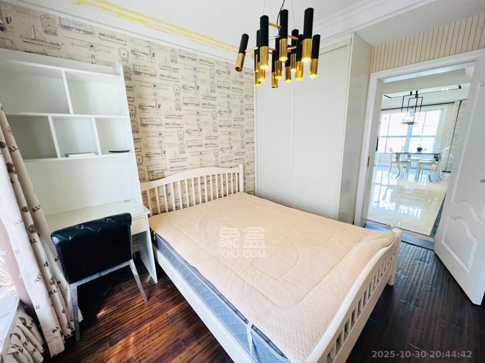 西子花苑  3室2厅2卫    150.0万卧室