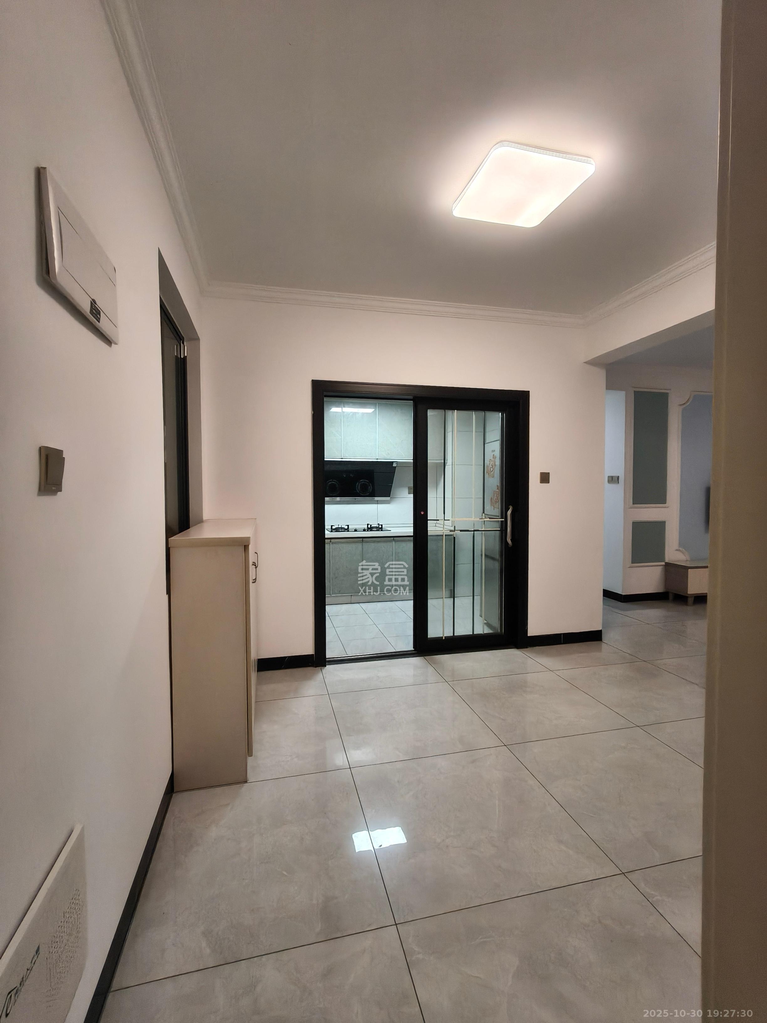 星城新宇川河苑 3室2厅2卫 2400.0元/月 星城新宇川河苑 3室2厅2卫 2400.0元/月室内图