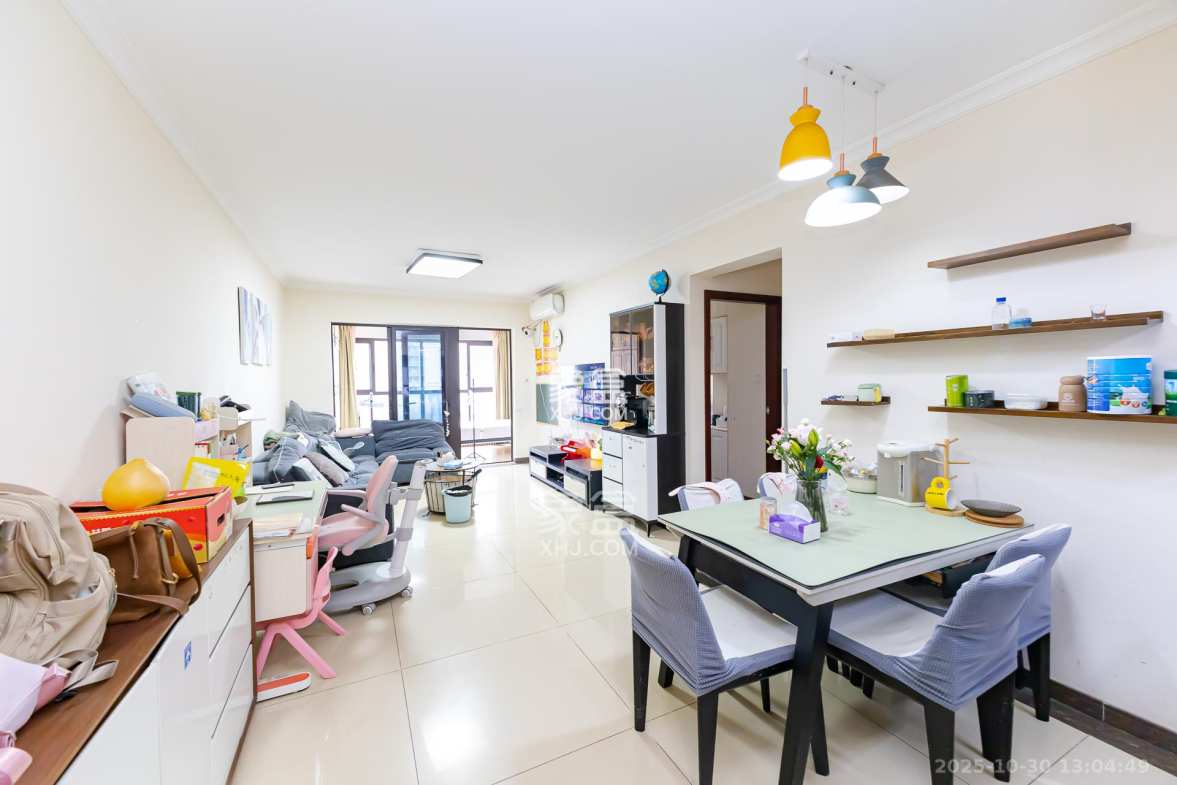 时代倾城二期 2室2厅1卫 67.0万 时代倾城二期 2室2厅1卫 67.0万客厅