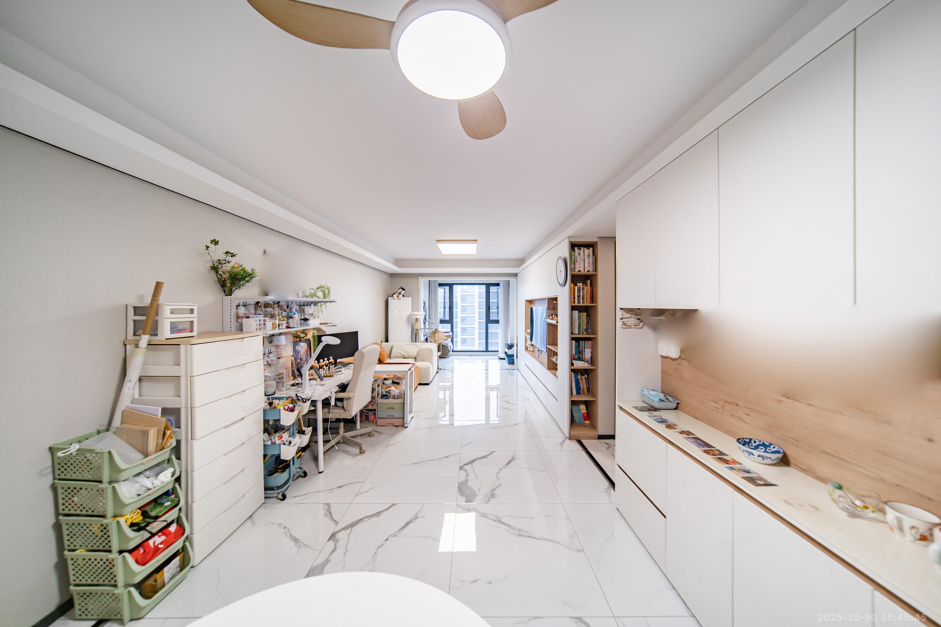 中海阅麓山一期  3室2厅2卫    149.8万客厅