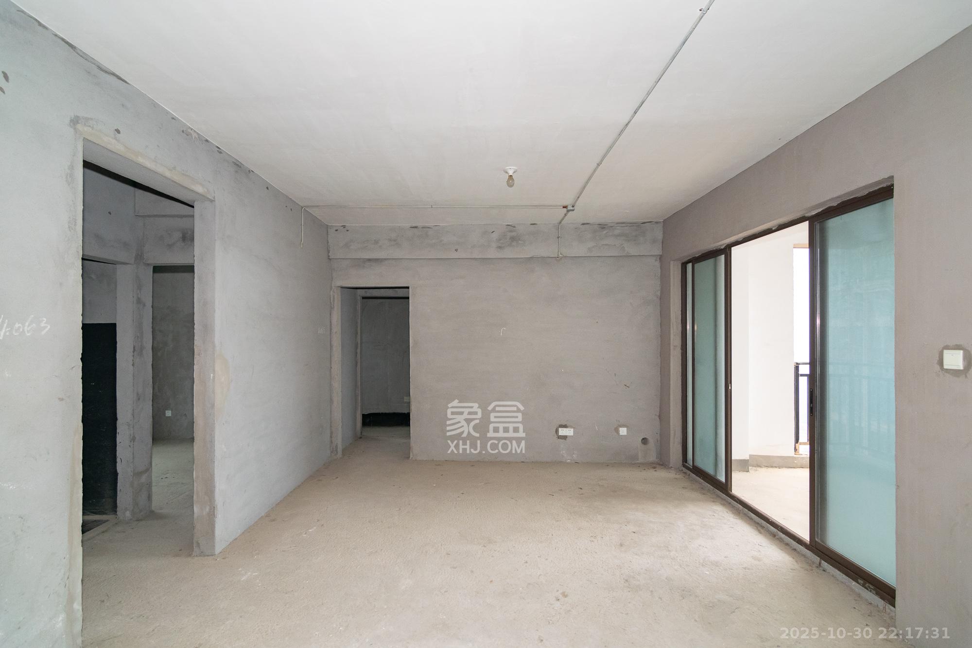 裕田奥莱小镇  3室2厅2卫    76.8万 裕田奥莱小镇  3室2厅2卫    76.8万客厅