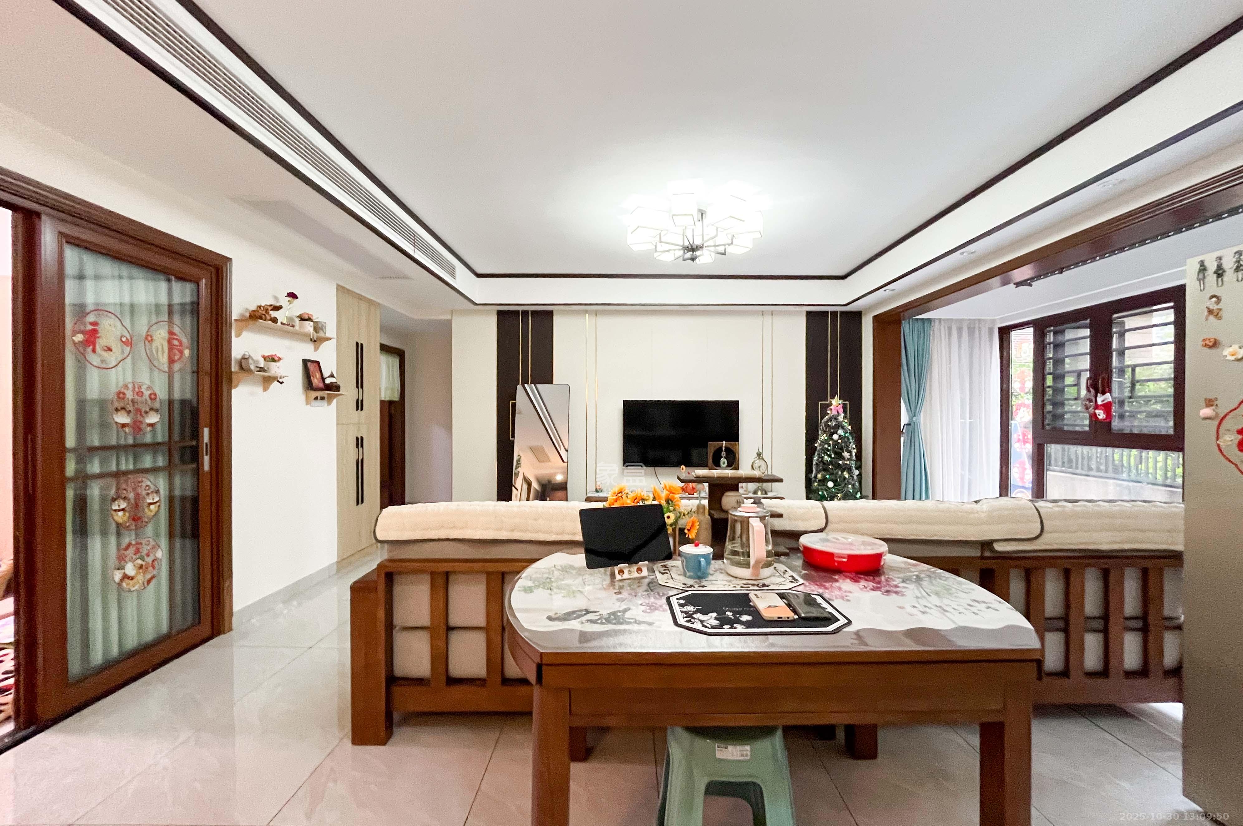 佳兆业云顶梅溪湖(佳兆业梅溪荟) 4室2厅2卫 190.0万 佳兆业云顶梅溪湖(佳兆业梅溪荟) 4室2厅2卫 190.0万客厅