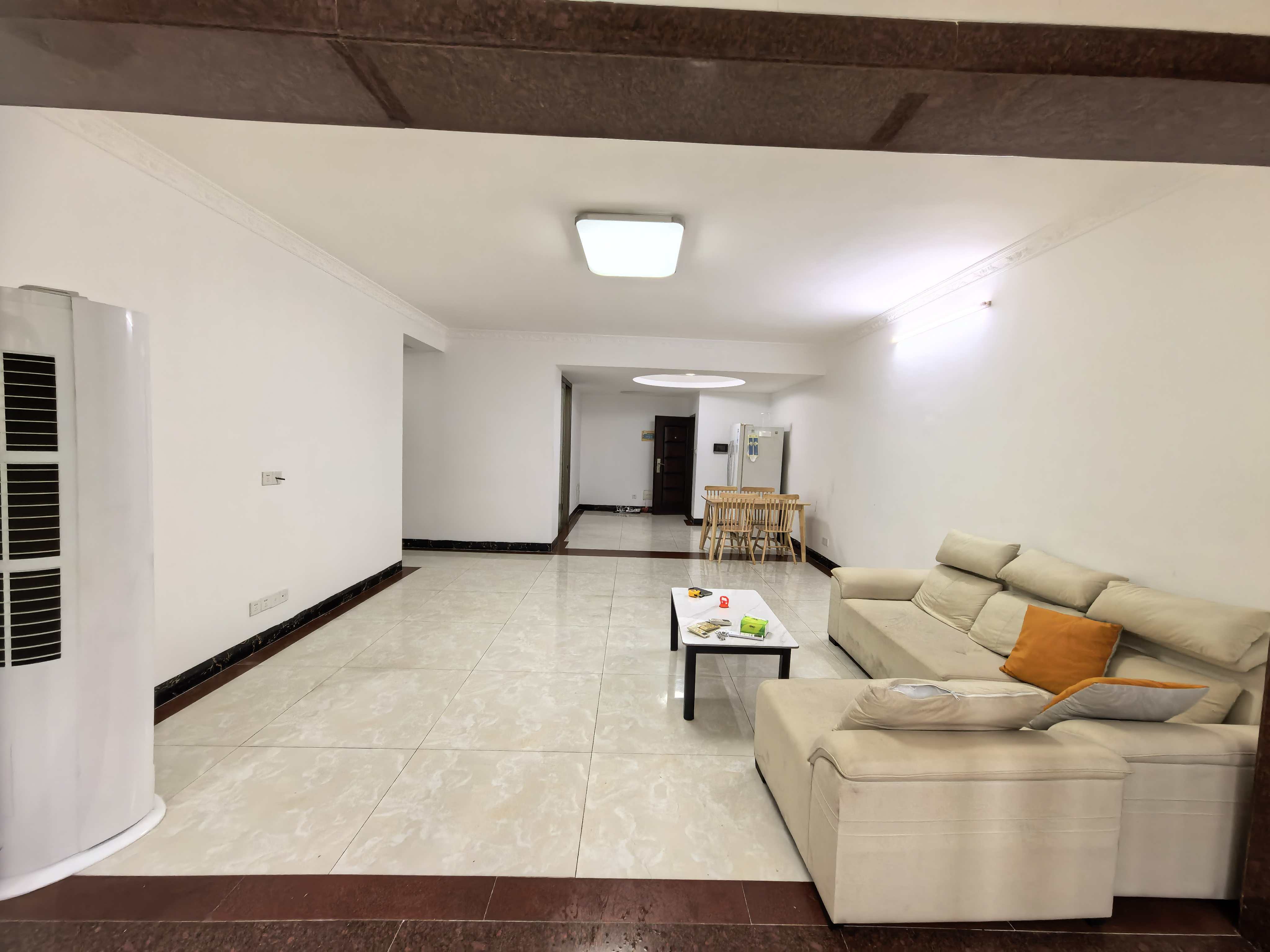 学苑公寓  3室2厅2卫    3200.0元/月室内图