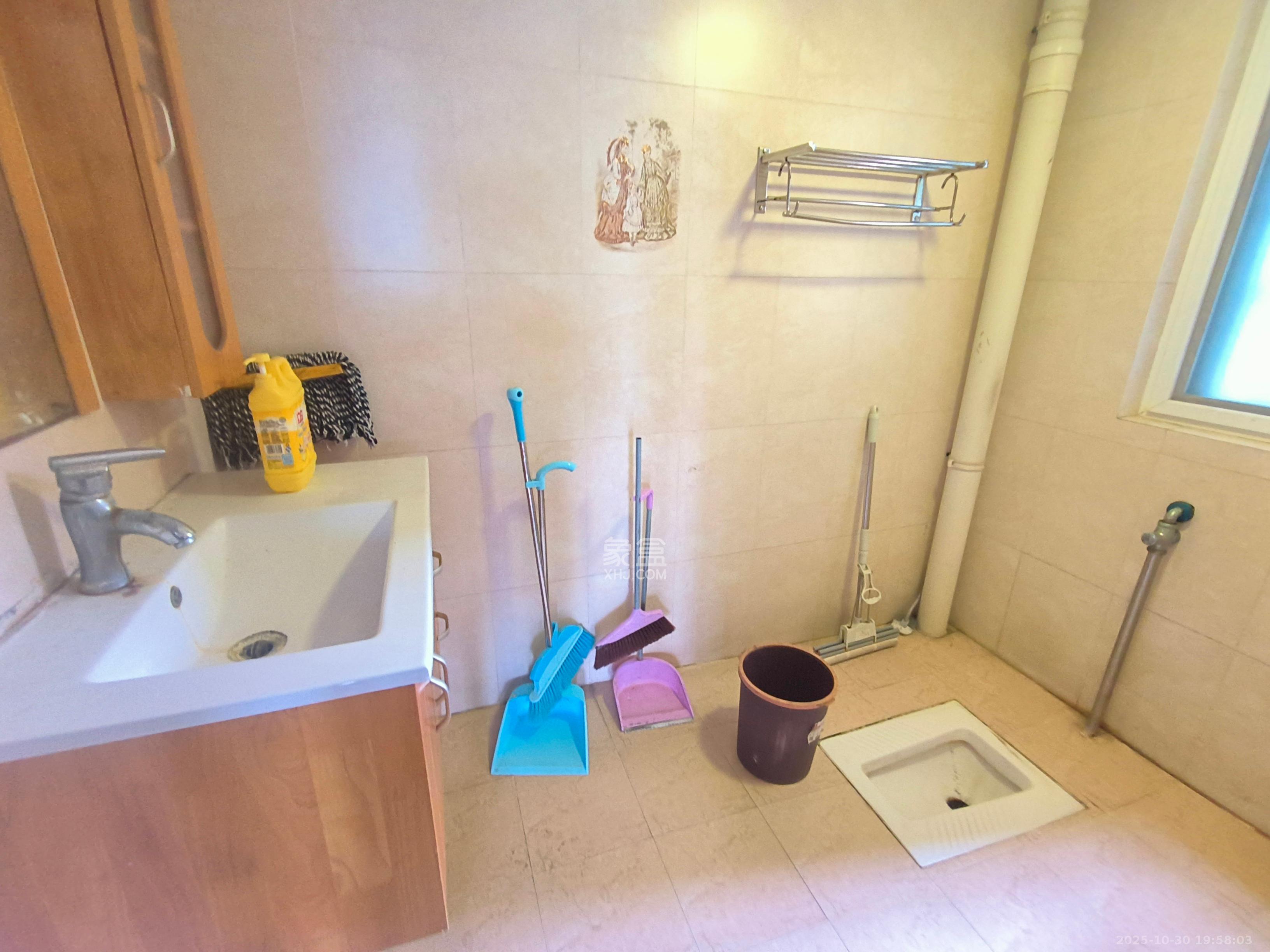 香槟小镇(香槟花苑)  2室1厅1卫    1350.0元/月 香槟小镇(香槟花苑)  2室1厅1卫    1350.0元/月室内图