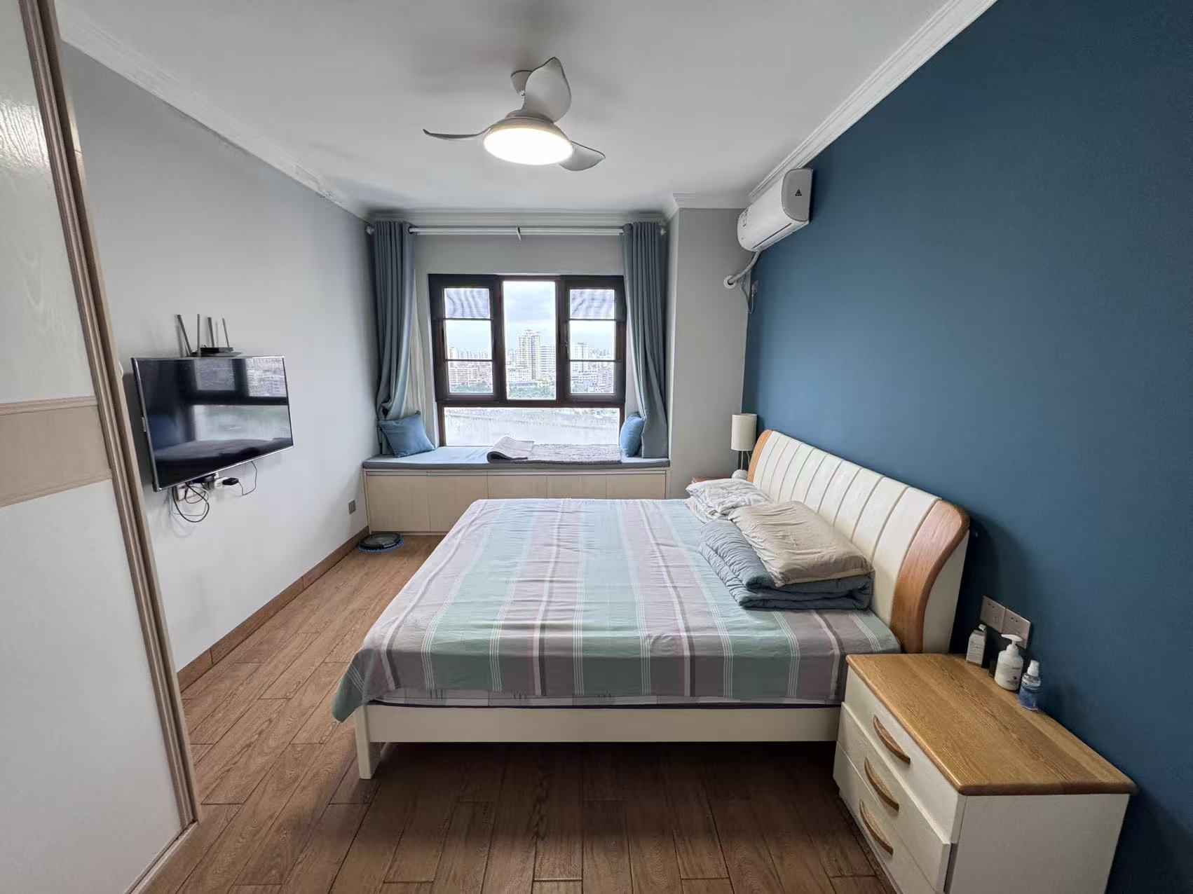 西溪里二期  3室2厅2卫    265.0万客厅