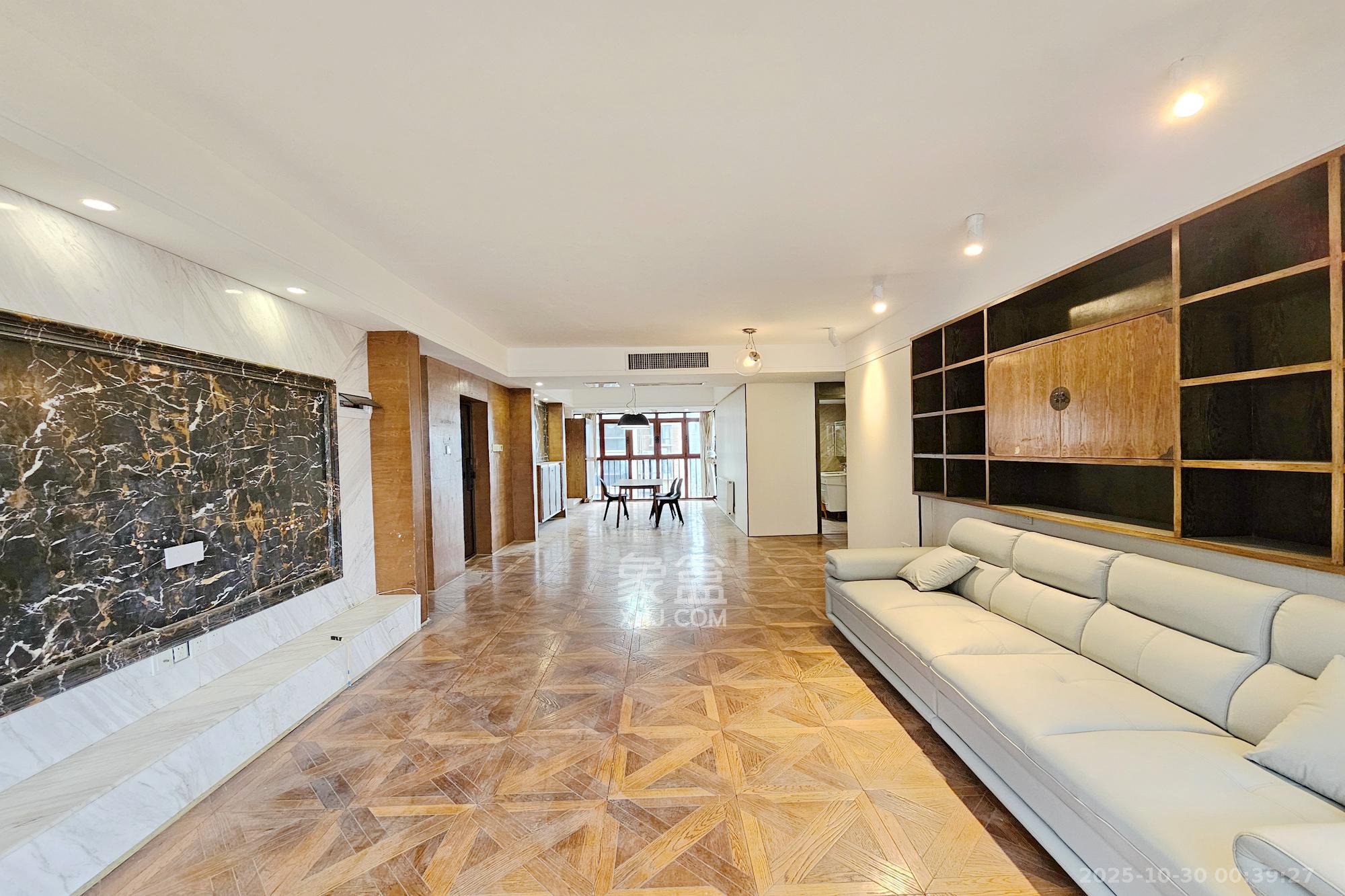 三江花中城  3室2厅2卫    128.0万客厅