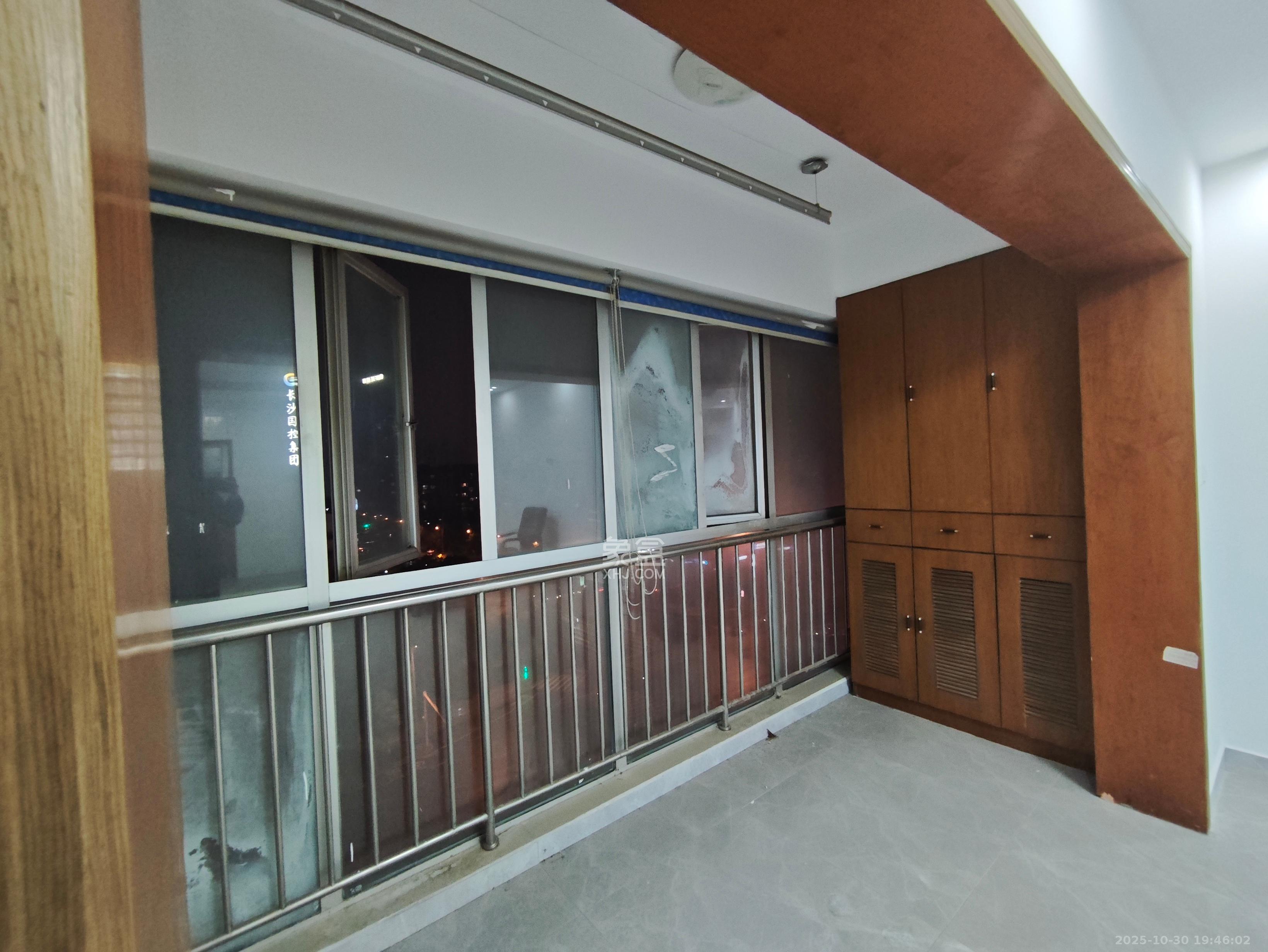 左岸右岸  2室1厅1卫    2200.0元/月 左岸右岸  2室1厅1卫    2200.0元/月室内图