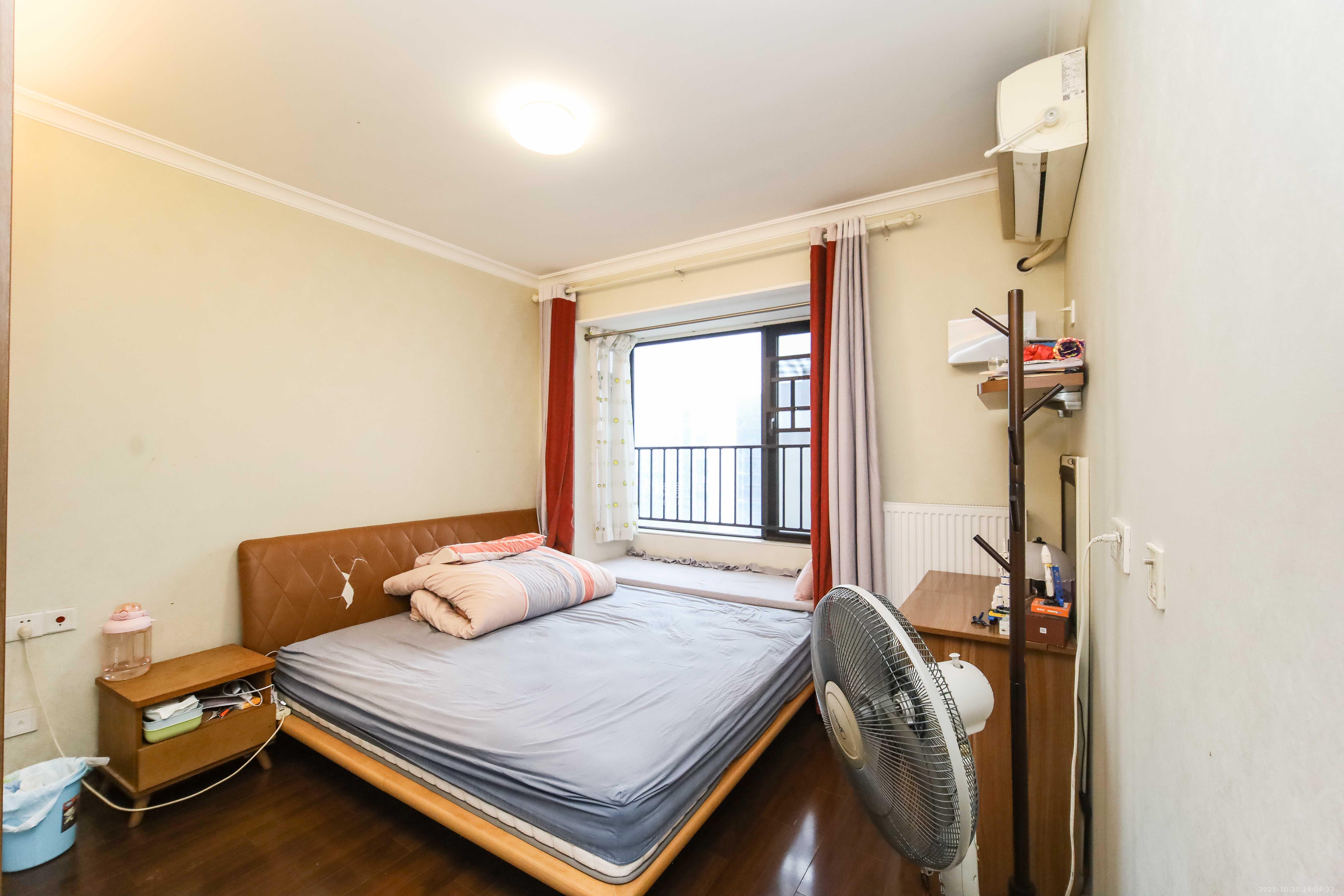 万科金域蓝湾  4室2厅2卫    176.0万卧室