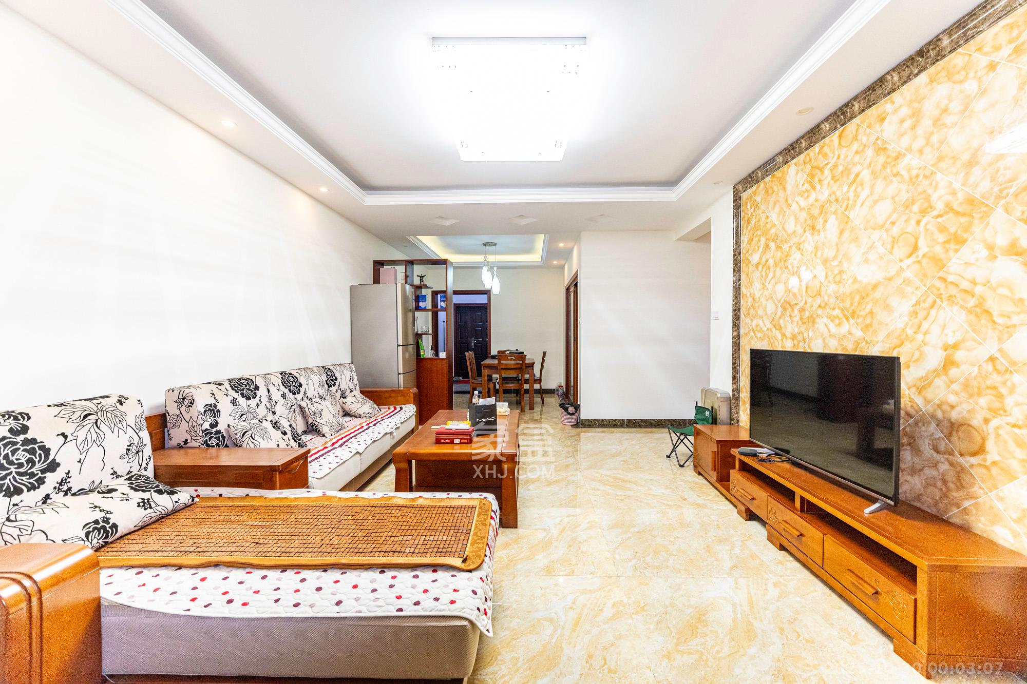 盛地尊域  4室2厅2卫    68.0万客厅