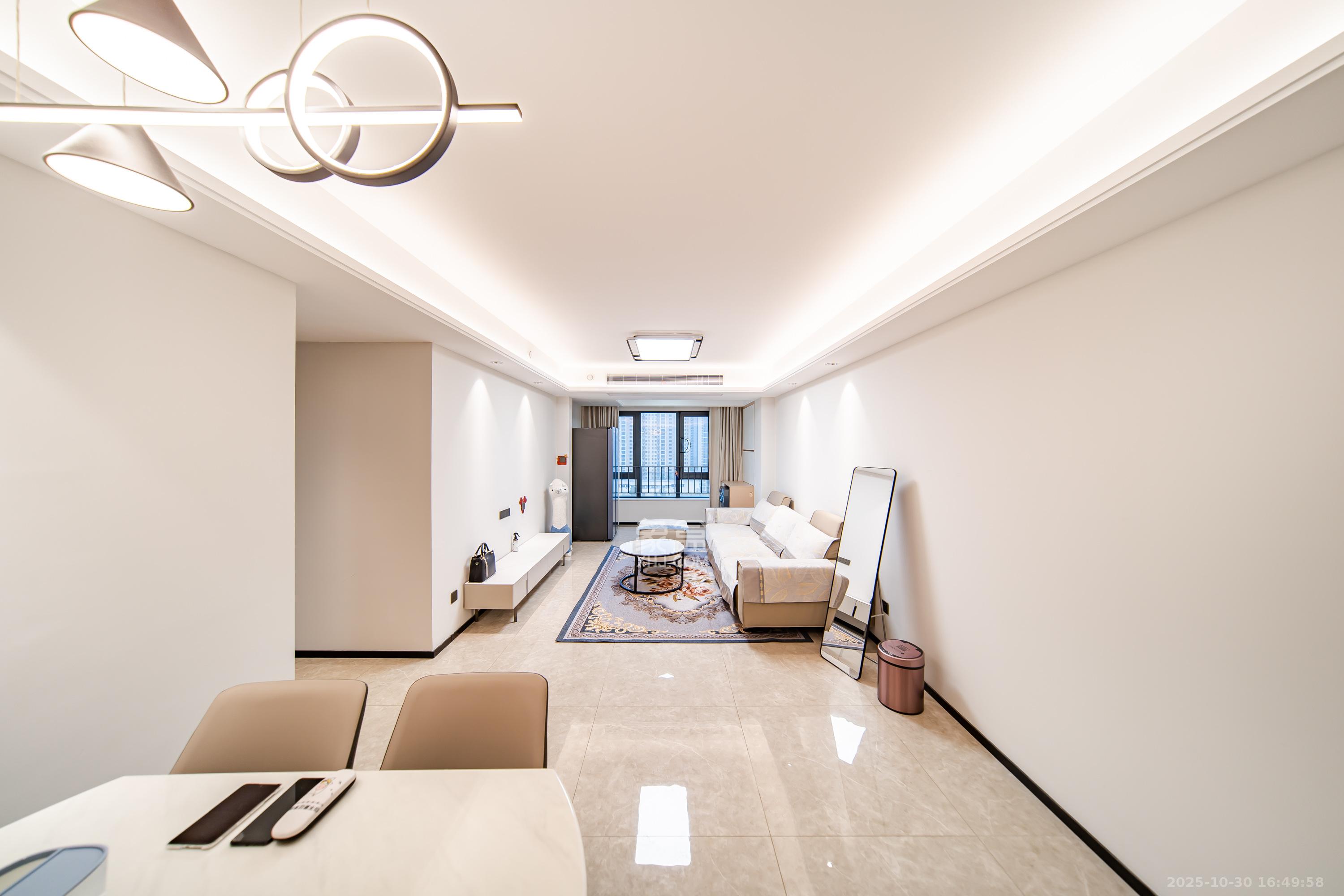 华润凯旋门二期 3室2厅2卫 140.0万 华润凯旋门二期 3室2厅2卫 140.0万客厅