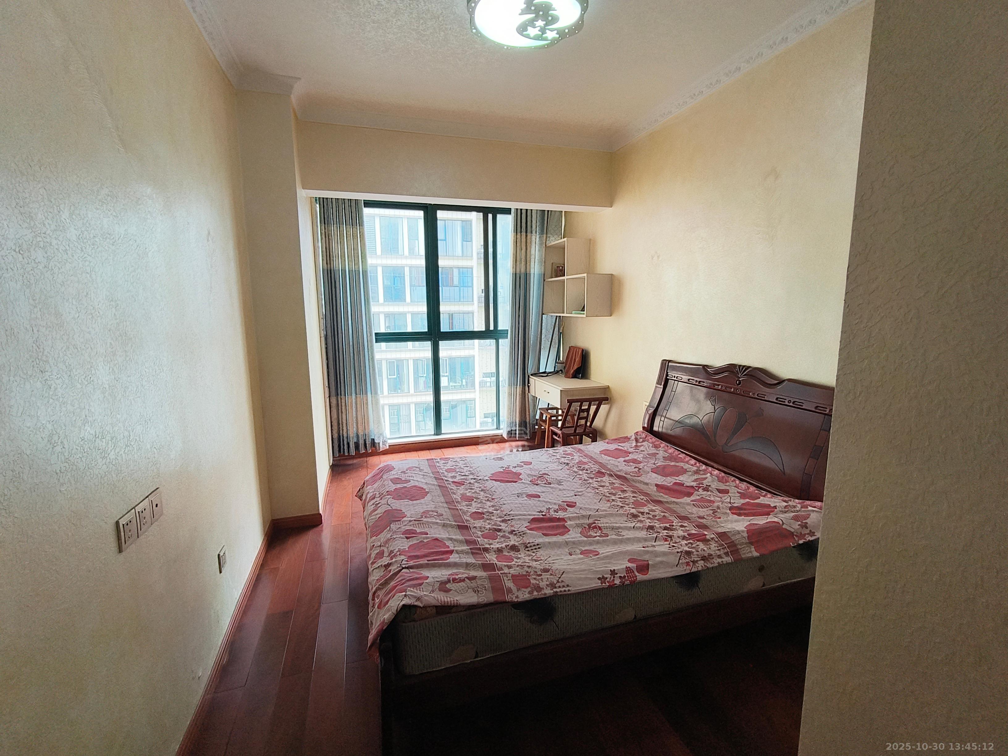 湖景名城  3室2厅2卫    1900.0元/月室内图