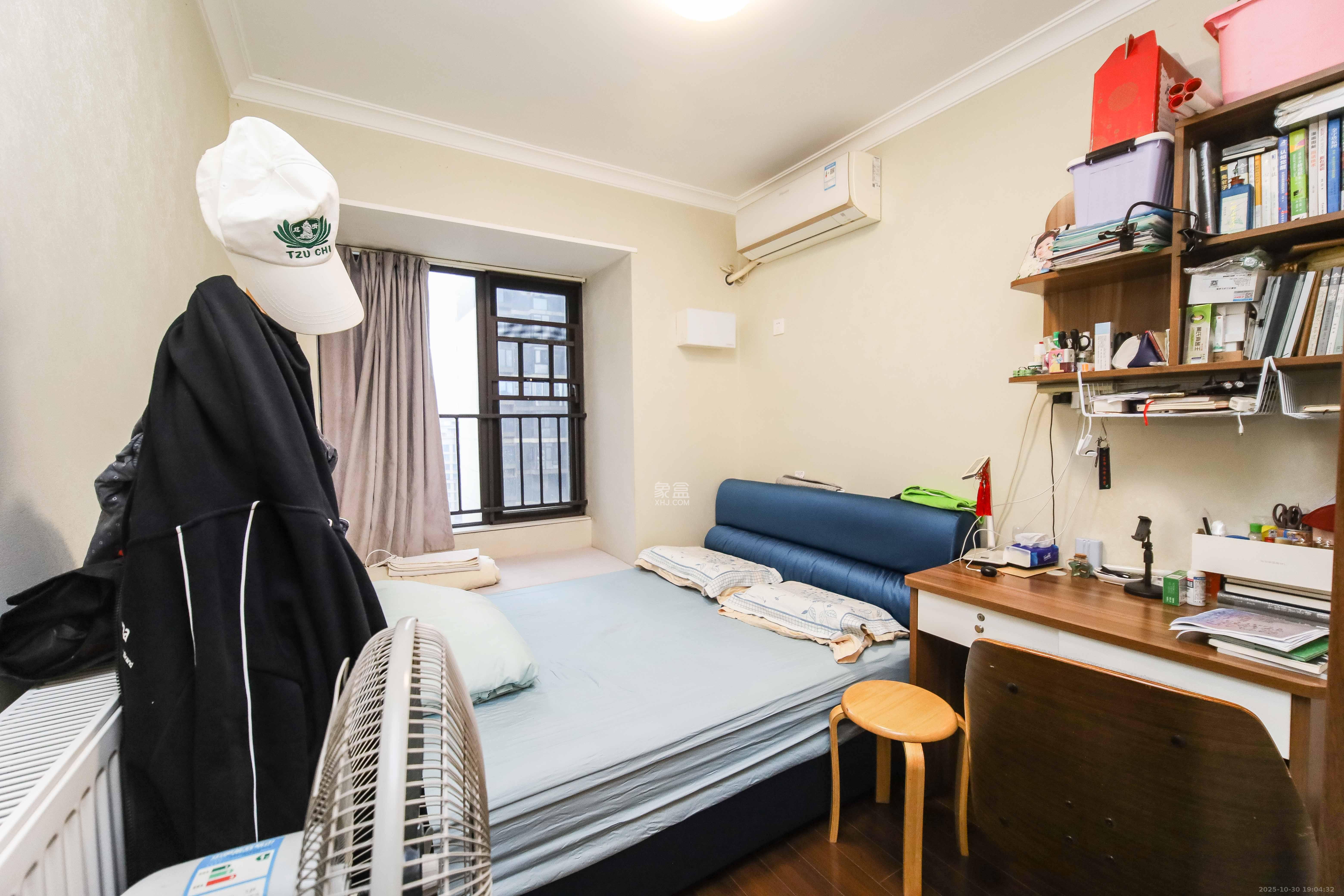 万科金域蓝湾  4室2厅2卫    176.0万卧室