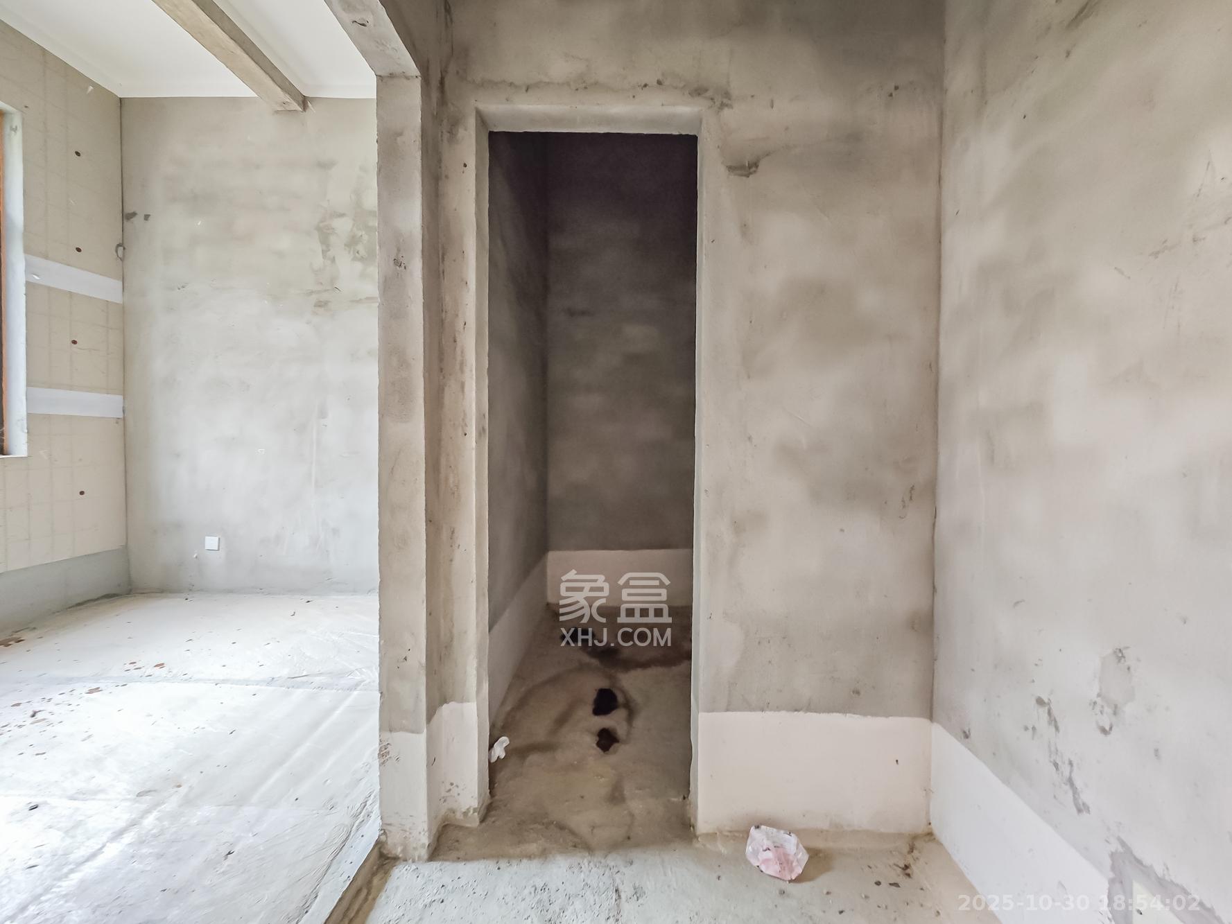 恒基旭辉湖山赋  5室3厅3卫    280.0万卫生间