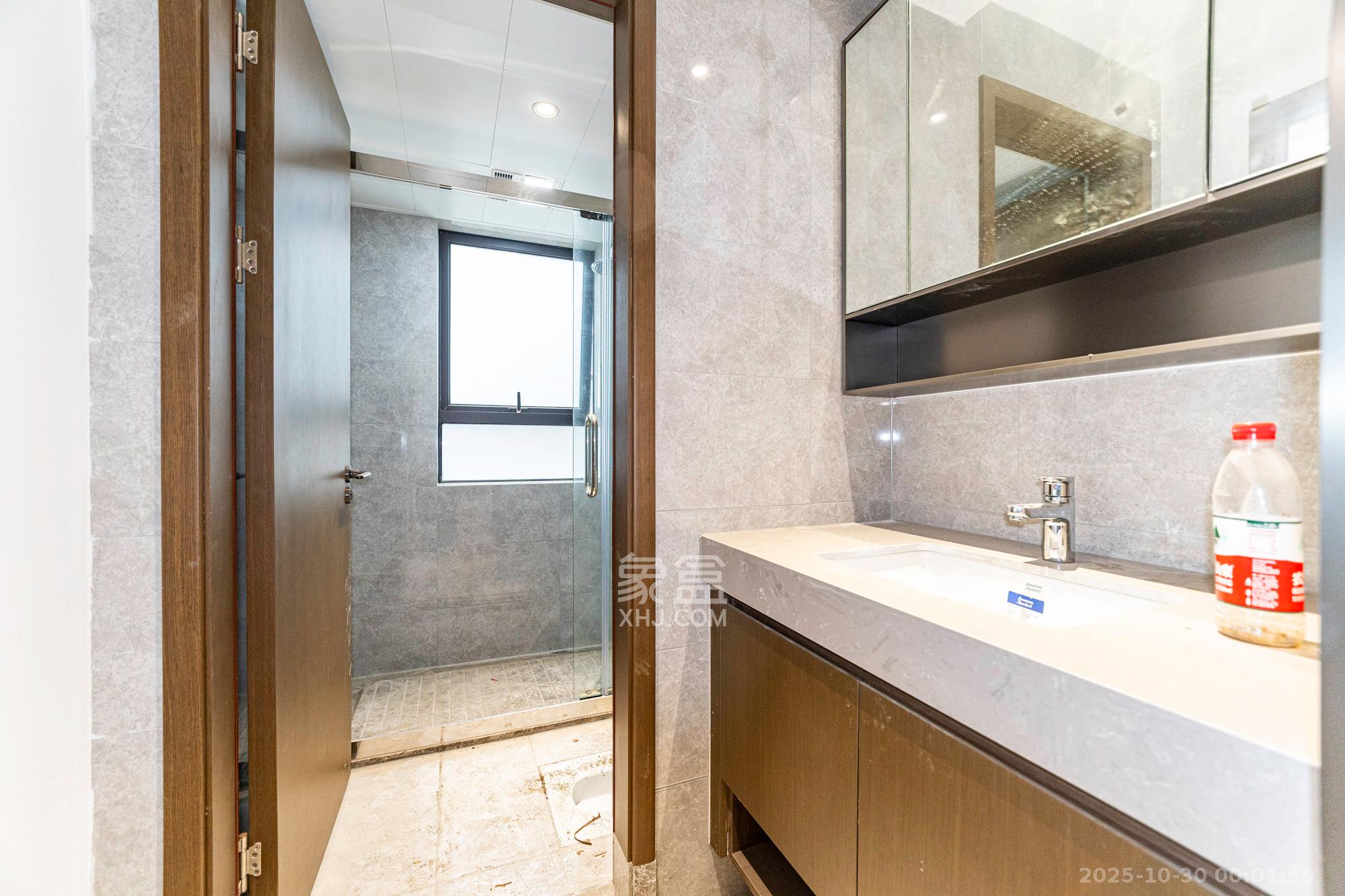 荣盛锦绣学府  4室2厅2卫    103.8万卫生间